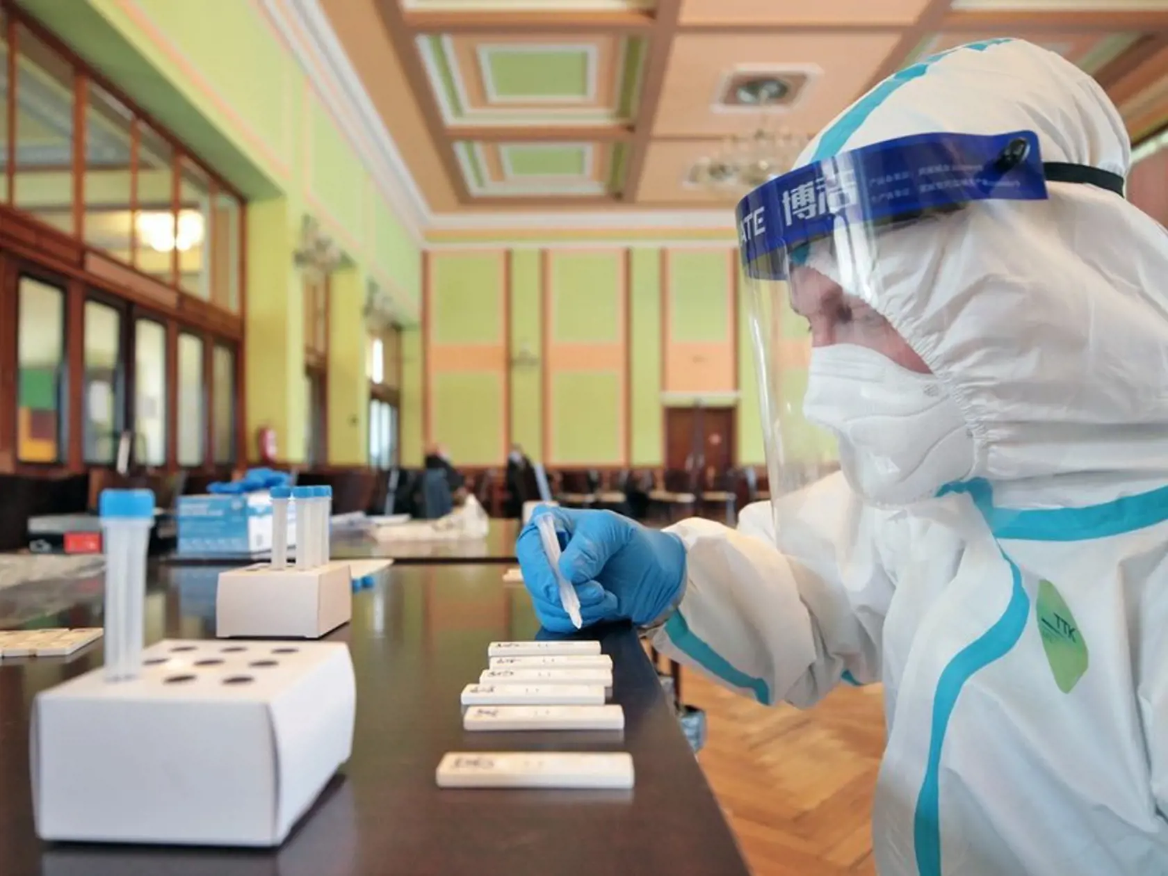 Ak sa musíte stretnúť s ľuďmi v interiéri na dlhšiu dobu, urobte si antigénový test.