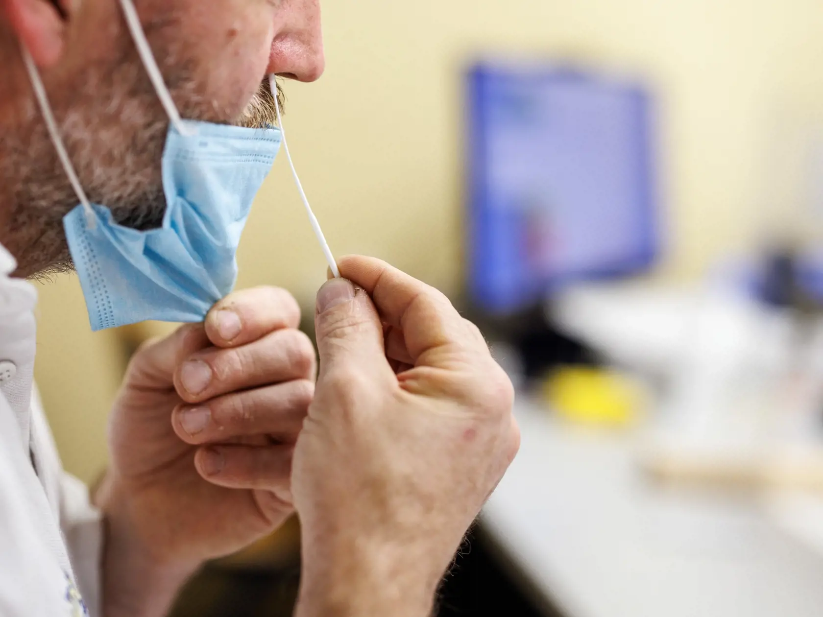 Ak sa musíte stretnúť s ľuďmi v interiéri na dlhšiu dobu, urobte si antigénový test.