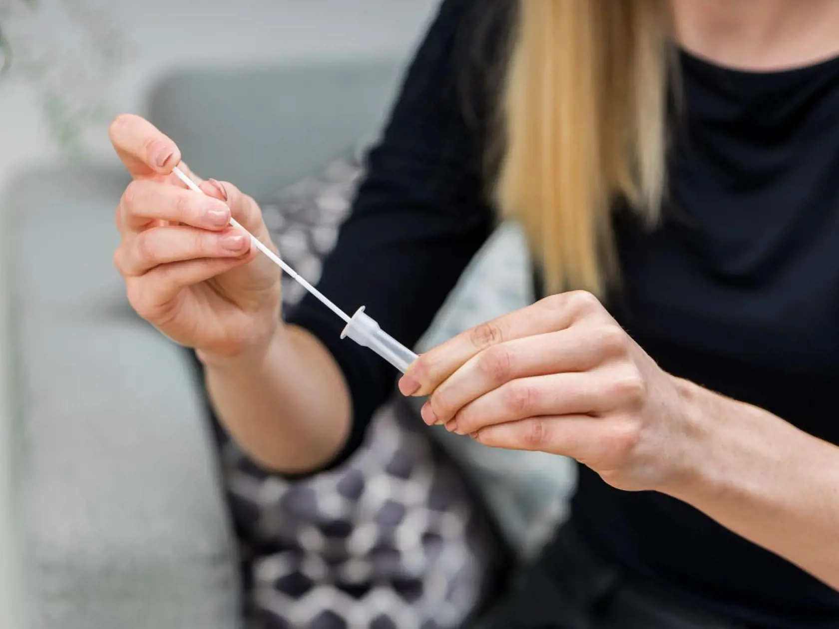 Ak sa musíte stretnúť s ľuďmi v interiéri na dlhšiu dobu, urobte si antigénový test.