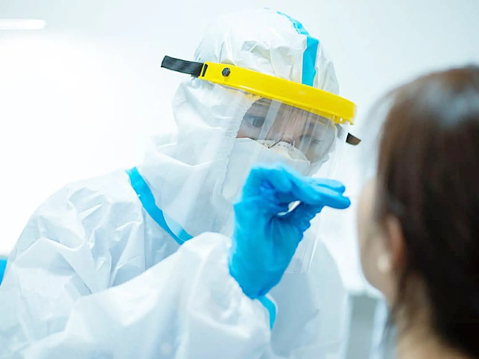 Ak sa musíte stretnúť s ľuďmi v interiéri na dlhšiu dobu, urobte si antigénový test.