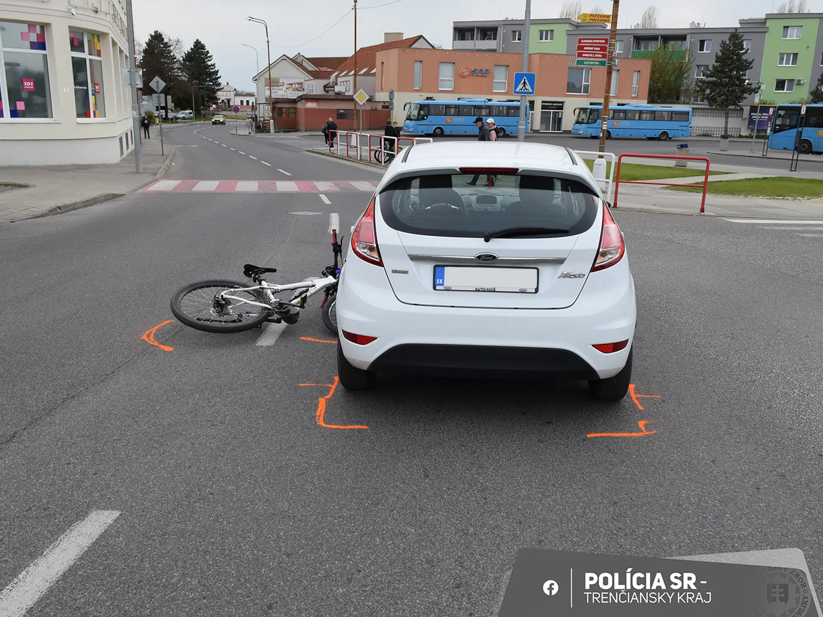 Cyklista jazdil na bicykli opitý.