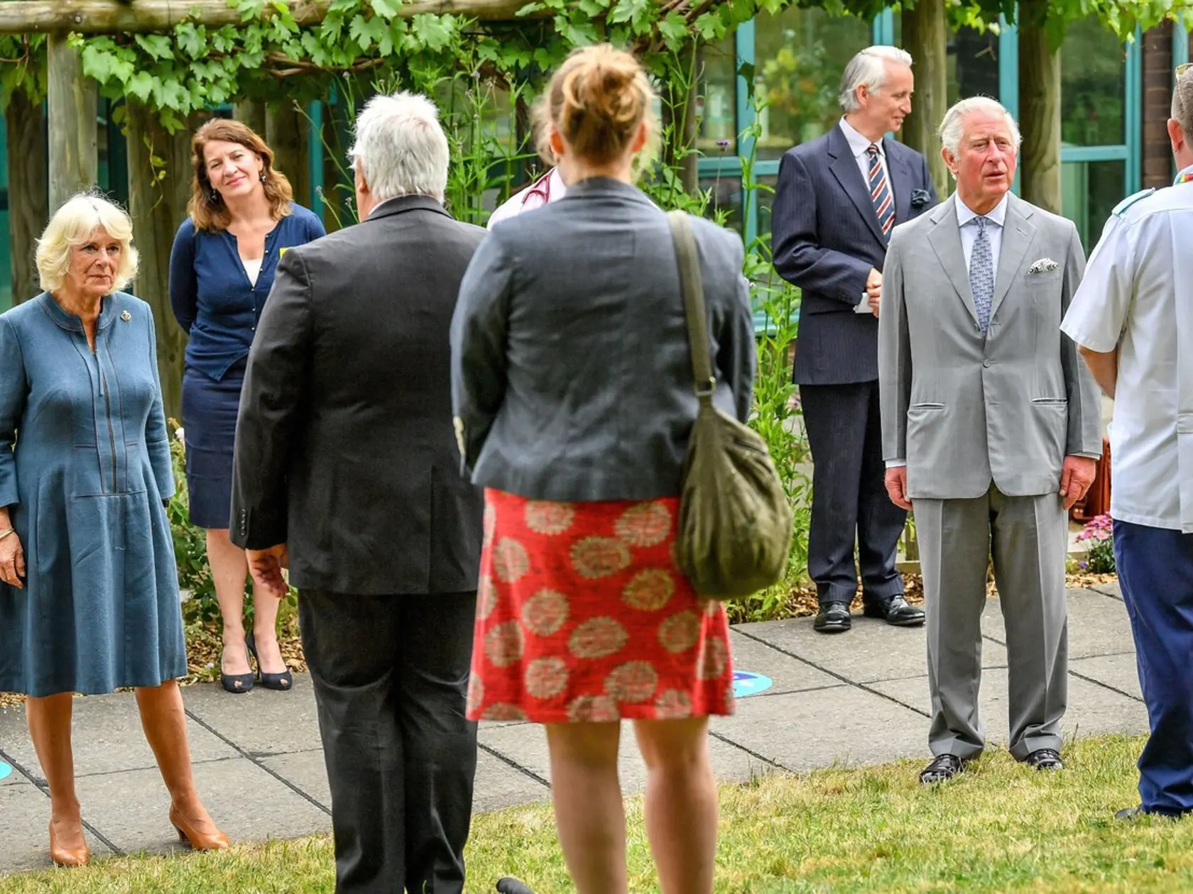 Princ Charles a vojvodkyňa z Cornwallu 16. júna osobne navštívili Gloucestershirskú kráľovskú nemocnicu.