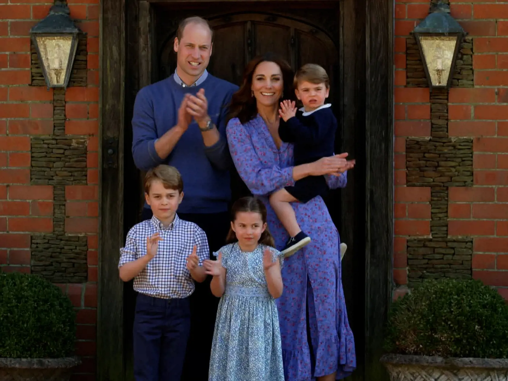 Princ William a Kate sa budú musieť takisto vrátiť k povinnostiam.