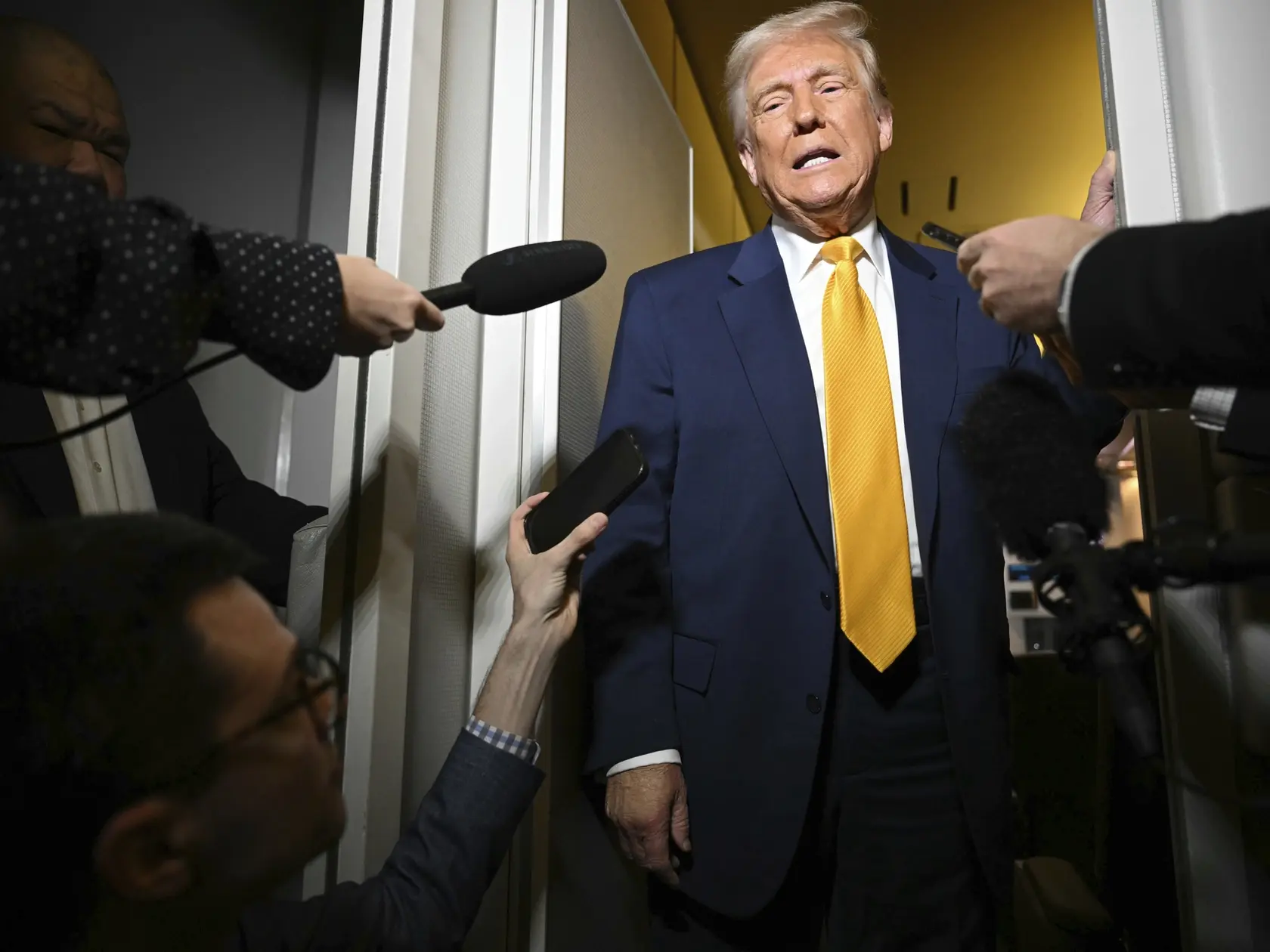 Na snímke prezident USA Donald Trump odpovedá na otázky reportérov počas letu do Miami 12. apríla 2025.