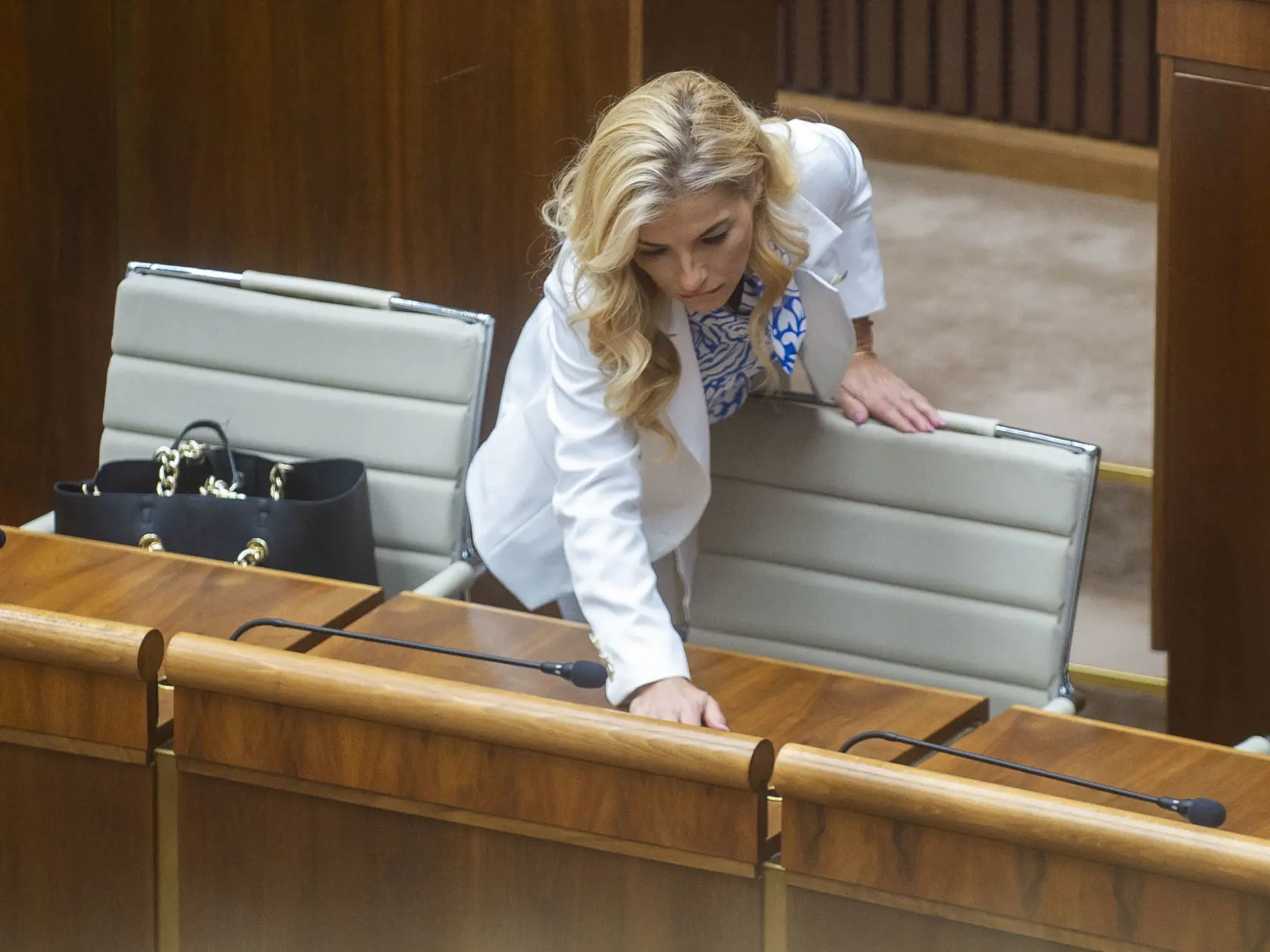 Na snímke ministerka kultúry SR Martina Šimkovičová (nominantka SNS) počas 12. schôdze NR SR, na ktorej čelí svojmu odvolávaniu 10. mája 2024 v Bratislave. FOTO TASR - Jakub Kotian