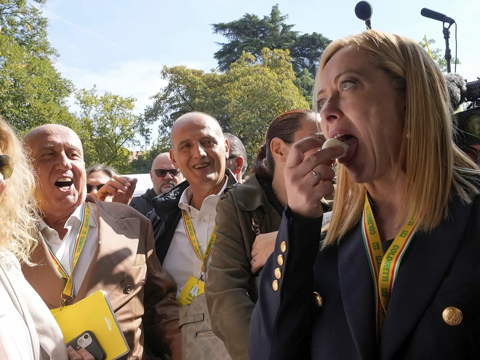 KK38 Miláno - Giorgia Meloniová, líderka krajne pravicovej strany Bratia Talianska (FdI), ktorá zvíťazila v nedeľných parlamentných voľbách v Taliansku, ochutnáva mozzarellu počas podujatia združenia talianskych farmárov 1. októbra 2022 v Miláne. FOTO TASR/AP
Brothers of Italy leader Giorgia Meloni tastes a piece of mozzarella at the Coldiretti village Italian farmers association's event, in Milan, Italy, Saturday, Oct. 1, 2022. (AP Photo/Luca Bruno)