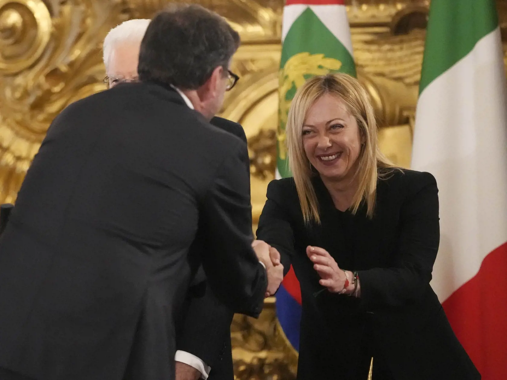 JB 12 Rím - Novovymenovaná talianska premiérka Giorgia Meloniová (vpravo) si podáva ruku s talianskym ministrom financií Giancarlom Giorgettim po jej slávnostnom zložení prísahy v prezidentskom paláci Quirinal v Ríme 22. októbra 2022. FOTO TASR/AP

Newly appointed Italian Premier Giorgia Meloni shakes hand with Economy Minister Giancarlo Giorgetti during the swearing in ceremony at Quirinal presidential palace in Rome, Saturday, Oct. 22, 2022, as Italy's first far-right-led government since the 