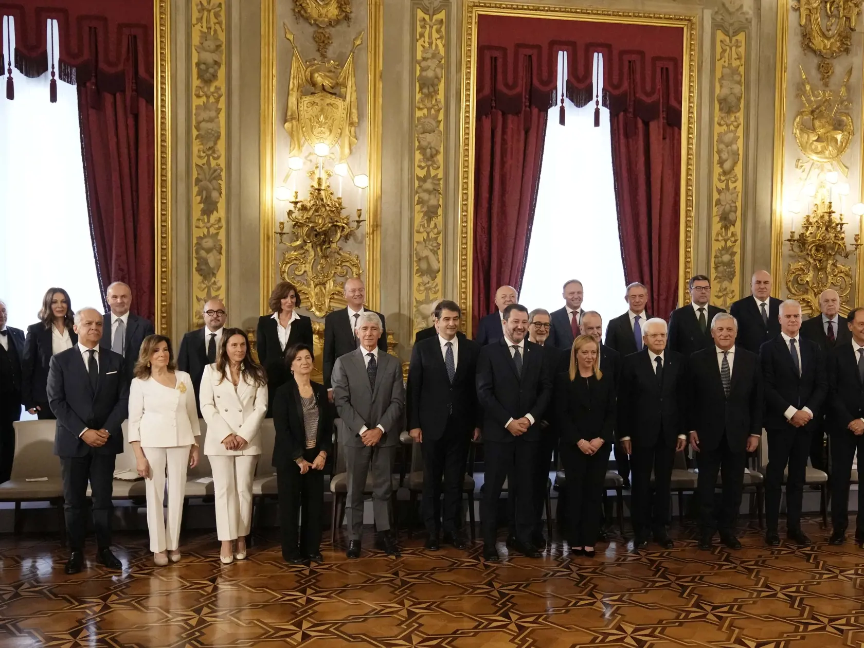 JB 13 Rím - Novovymenovaná talianska premiérka Giorgia Meloniová (uprostred) pózuje so svojím novým vládnym kabinetom po jej slávnostnom zložení prísahy v prezidentskom paláci Quirinal v Ríme 22. októbra 2022. FOTO TASR/AP

Newly sworn in Italian Premier Giorgia Meloni, center, and her Cabinet pose for a family photo at Quirinal presidential palace in Rome, Saturday, Oct. 22, 2022. Meloni assembled the country's first far-right-led government since the end of World War II and becoming the first 