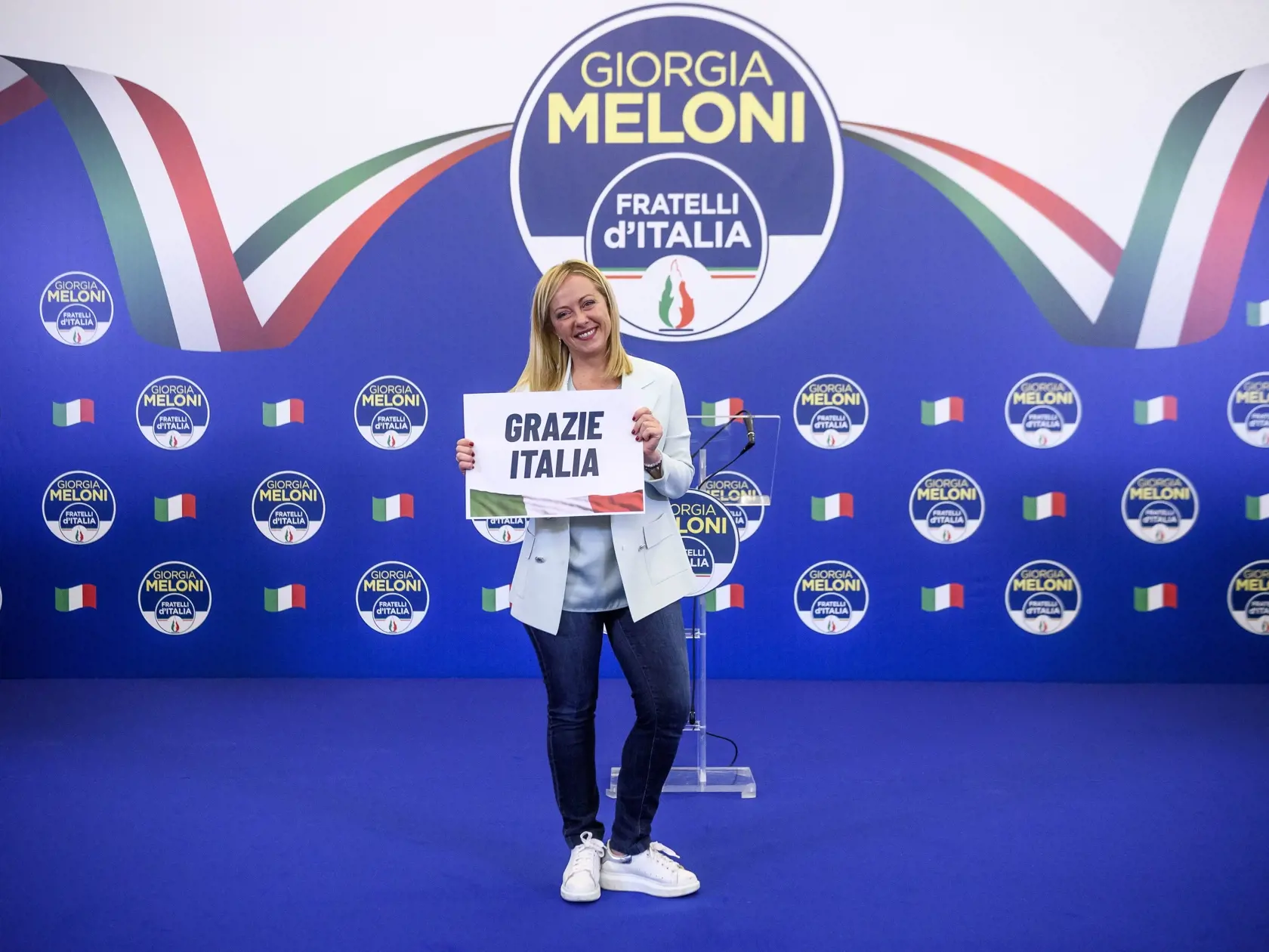 Meloniová, slobodná mamička a šéfka strany Bratia Talianska (FdI), ktorá zbrojí proti LGBTI komunite, interupciám či eutanázii, je na politickej šachovnici kontroverznou figúrkou.