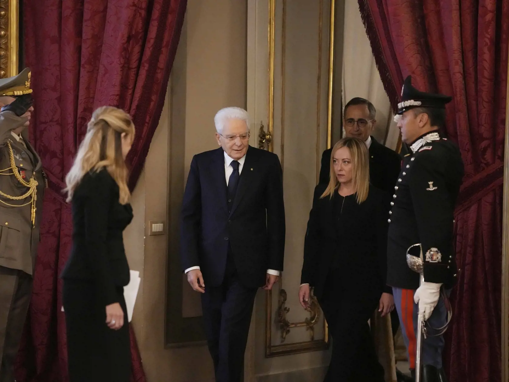 JB 9 Rím - Taliansky prezident Sergio Mattarella (uprostred vľavo) kráča s novovymenovanou talianskou premiérkou Giorgiou Meloniovou (uprostred vpravo) pred jej slávnostným zložením prísahy v prezidentskom paláci Quirinal v Ríme 22. októbra 2022. FOTO TASR/AP

Italian President Sergio Mattarella is flanked by the newly appointed Italian Premier Giorgia Meloni prior to the swearing in ceremony at Quirinal presidential palace in Rome, Saturday, Oct. 22, 2022. (AP Photo/Alessandra Tarantino)