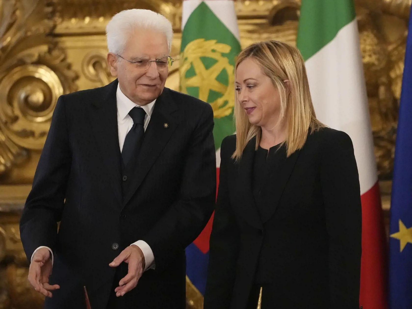 JB 10 Rím - Taliansky prezident Sergio Mattarella (vľavo) hovorí s novovymenovanou talianskou premiérkou Giorgiou Meloniovou pred jej slávnostným zložením prísahy v prezidentskom paláci Quirinal v Ríme 22. októbra 2022. FOTO TASR/AP

Italian President Sergio Mattarella gestures with the newly appointed Italian Premier Giorgia Meloni during the swearing in ceremony at Quirinal presidential palace in Rome, Saturday, Oct. 22, 2022. (AP Photo/Alessandra Tarantino)