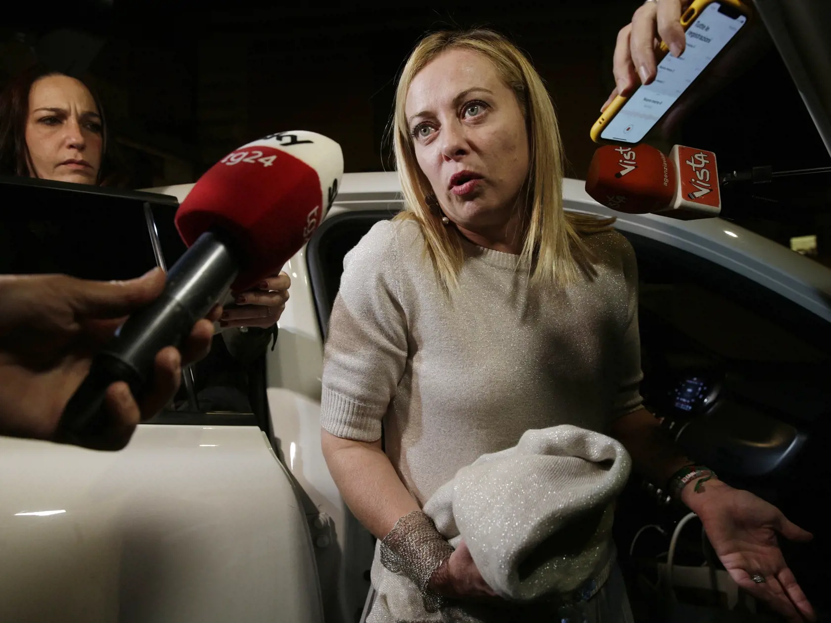 WA 43 Rím - Líderka talianskej strany Bratia Talianska (FdI) Giorgia Meloniová odpovedá na otázky novinárov v Ríme v utorok 4. októbra 2022. Meloniová v utorok telefonicky hovorila s ukrajinským prezidentom Volodymyrom Zelenským a potvrdila mu, že nastávajúca talianska vláda bude aj po ruskej invázii pokračovať v podpore Kyjeva. FOTO TASR/AP

Leader of the Brothers of Italy party, Giorgia Meloni, leaves the Chamber of Deputies in Rome, Italy, Tuesday Oct. 4, 2022. (Cecilia Fabiano/LaPresse via A