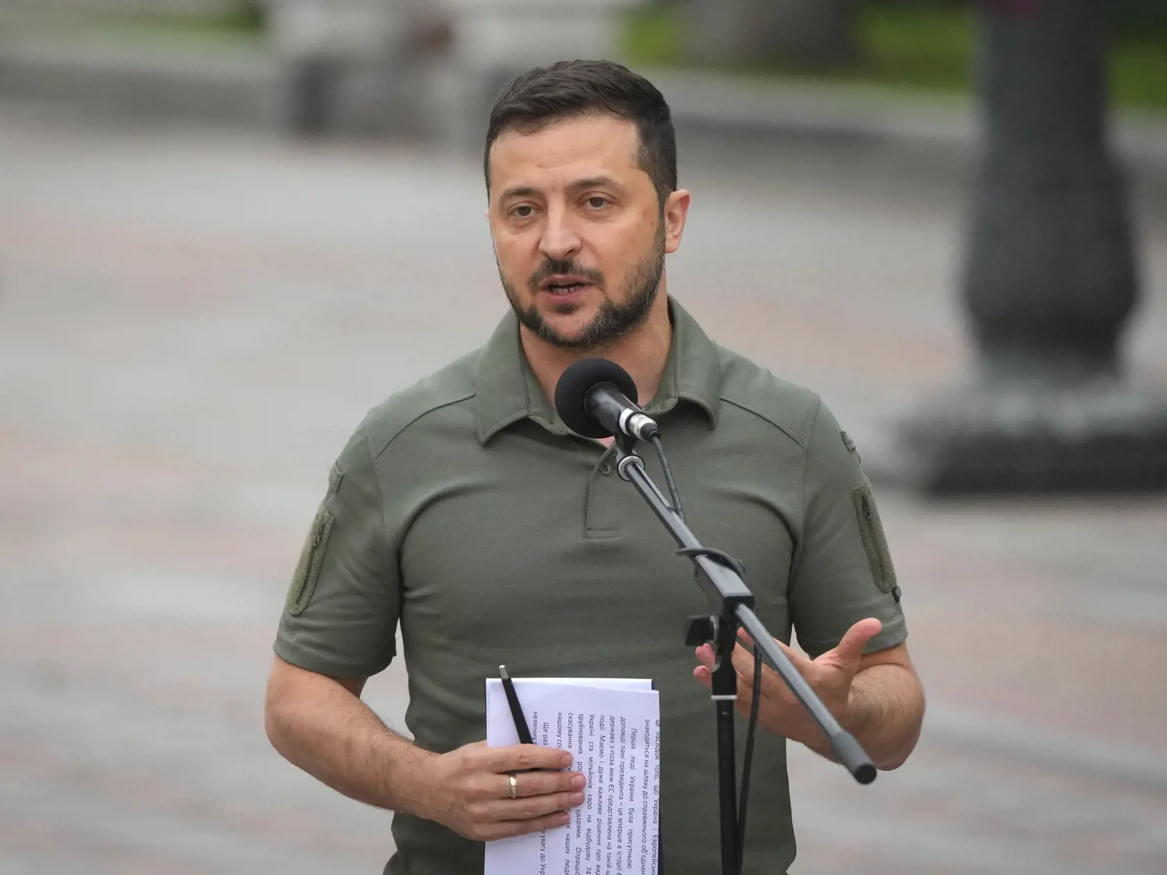 PK 49 Kyjev - Na snímke ukrajinský prezident Volodymyr Zelenskyj sa prihovára počas stretnutia s predsedníčkou Európskej komisie (EK) Ursulou von der Leyenovou v Kyjeve 15. septembra 2022. FOTO TASR/AP

Ukrainian President Volodymyr Zelenskyy, speaks during joint press conference with European Commission President Ursula von der Leyen in Kyiv, Ukraine, Thursday, Sept. 15, 2022. (AP Photo/Efrem Lukatsky)