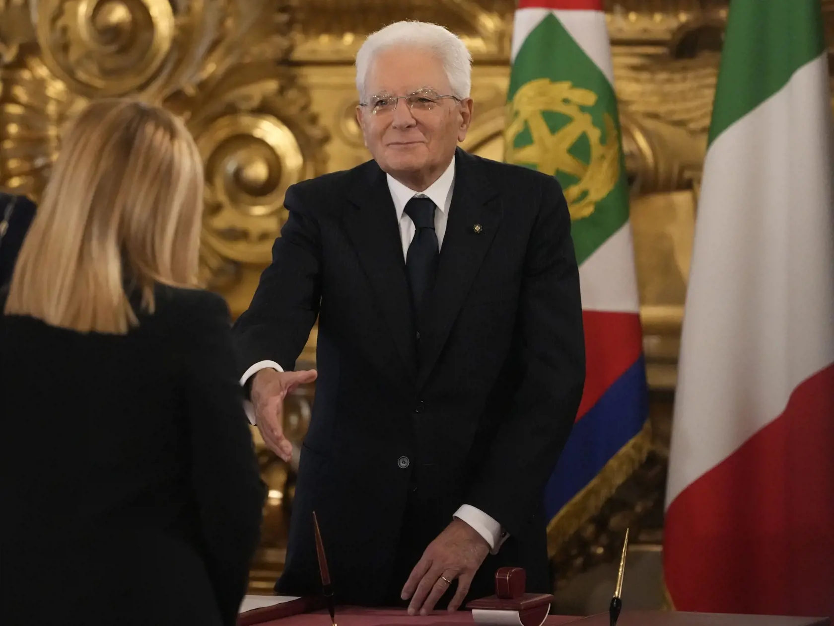 JB 11 Rím - Taliansky prezident Sergio Mattarella (vpravo) si podáva ruku s novovymenovanou talianskou premiérkou Giorgiou Meloniovou po jej slávnostnom zložení prísahy v prezidentskom paláci Quirinal v Ríme 22. októbra 2022. FOTO TASR/AP

Italian President Sergio Mattarella shakes hand to the newly appointed Italian Premier Giorgia Meloni during the swearing in ceremony at Quirinal presidential palace in Rome, Saturday, Oct. 22, 2022. (AP Photo/Alessandra Tarantino)