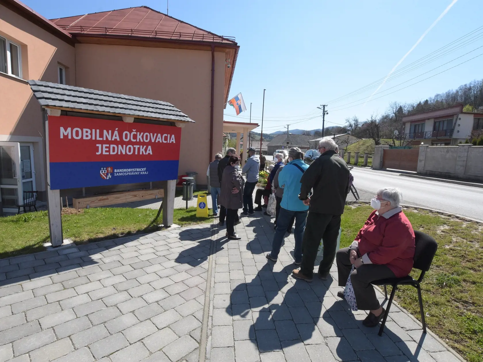 Banskobystrický samosprávny kraj (BBSK) odštartoval v obci Banská Belá pilotný projekt mobilného očkovania v Banskoštiavnickom okrese. Počas jedného dňa zaočkujú vyše 70 obyvateľov obce, v ktorej žije približne 300 ľudí starších ako 60 rokov. Na snímke ľudia čakajúci na očkovanie v Banskej Belej 28. apríla. EASYFOTO TASR – Lukáš Mužla