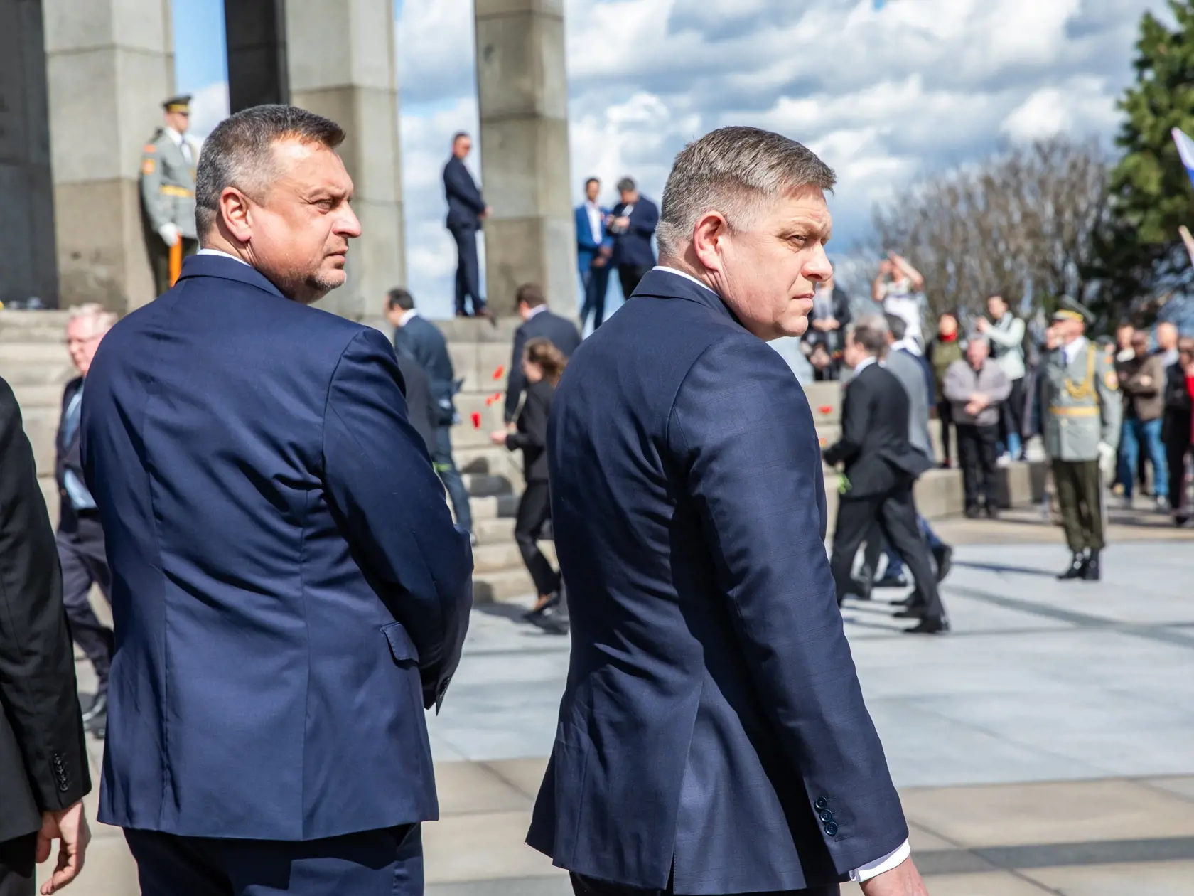 Kladenie vencov na bratislavskom Slavíne pri príležitosti 79. výročia oslobodenia Bratislavy. Na snímke je Andrej Danko, Robert Fico.