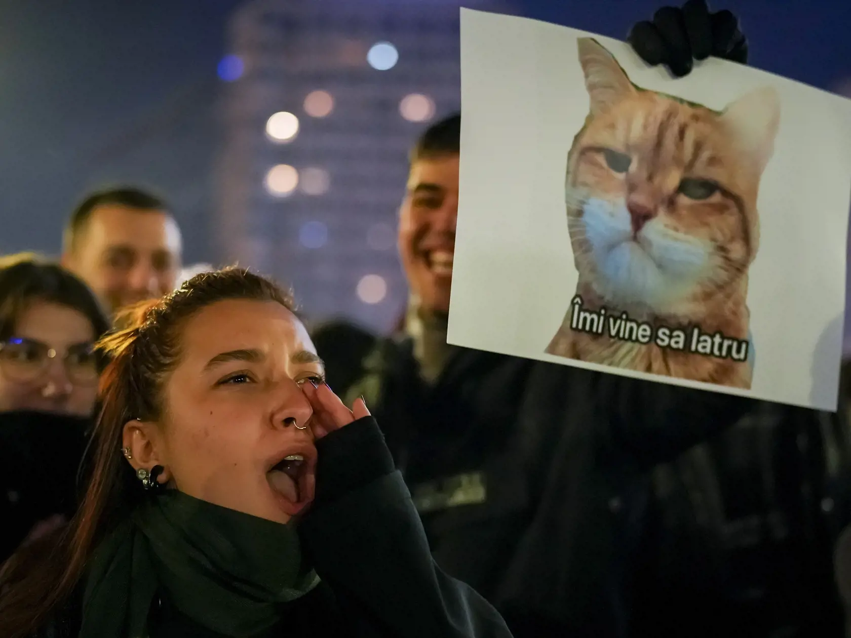 Mladí ľudia protestujú proti prekvapivému víťazstvu krajne pravicového kandidáta v prvom kole prezidentských volieb v Bukurešti v stredu 27. decembra 2024. V druhom kole prezidentských volieb budú proti sebe stáť krajne pravicový obdivovateľ Ruska Calin Georgescu, ktorý v prvom kole prekvapujúco vyradil premiéra Marcela Ciolaca, a centristka Elena Lasconiová. O prezidentovi Rumunska sa rozhodne 8. decembra.