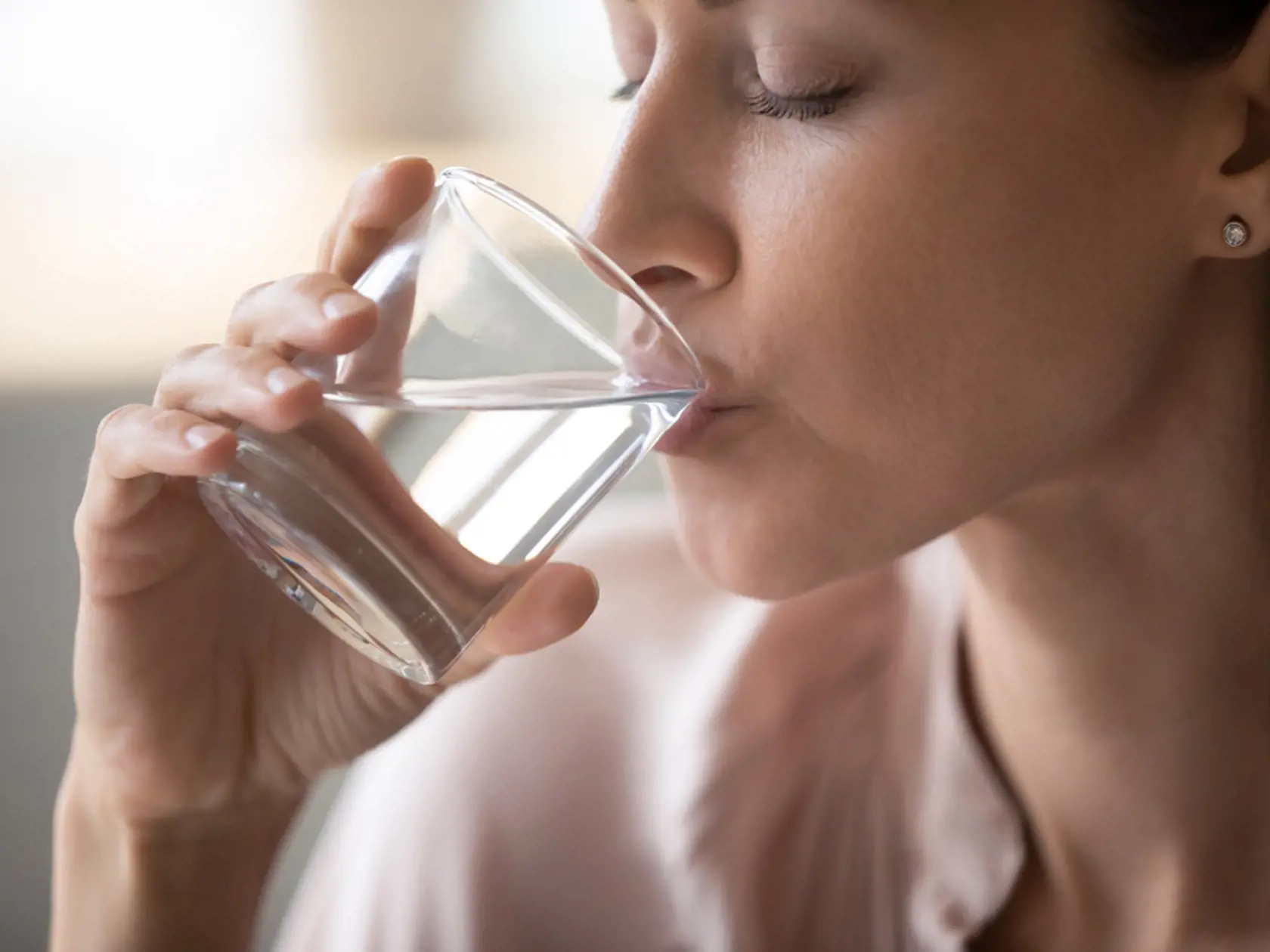 Pitný režim je dôležitý celoročne, dostatok tekutín zabezpečuje rôzne procesy v tele vrátane detoxikácie.