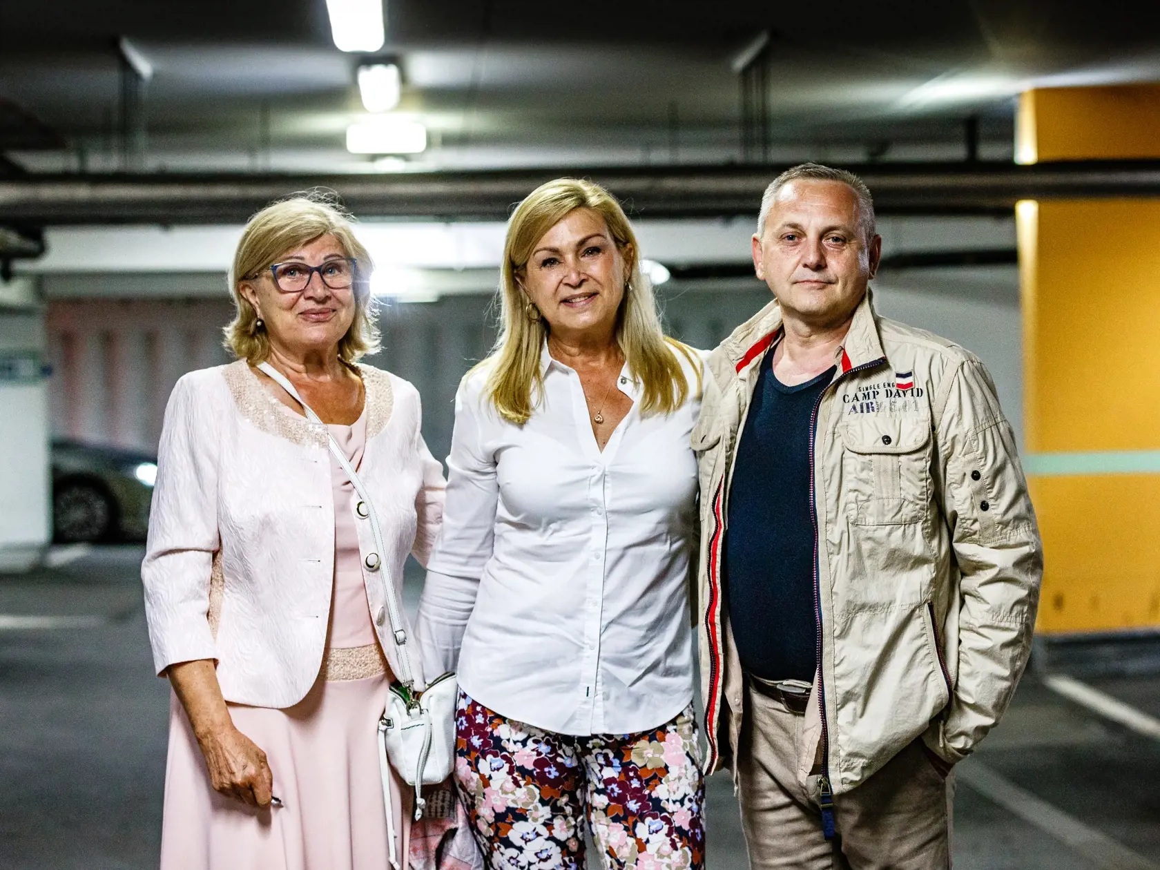 Na snímke Miraim Navarová s mamou a partnerom Miroslavom v podzemnej garážiPrivatklinik Döbling vo Viedni, pôrodnice, v ktorej bývalá slovenská tenistka Dominika Cibulková porodila svojho prvého syna Jakuba.