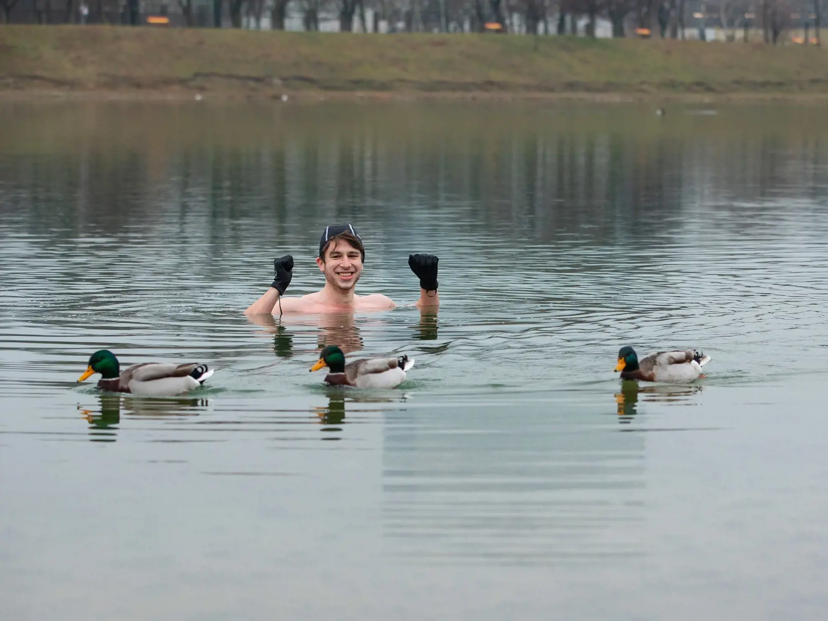 Na snímke je poslanec Andrej Stančík (OĽaNO) počas otužovania, ktorému sa venuje už niekoľko rokov.