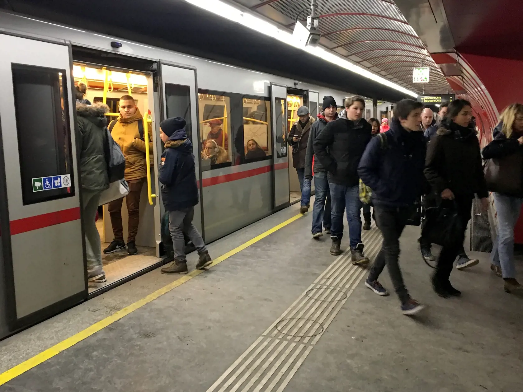 Rakúsku metropolu Viedeň v posledných mesiacoch obsadilo množstvo migrantov Čakajucich na azyl. V meste sa množia rôzne vytržnosti a napadnutia hlavne v okoli železničnych stanic Westbahnhof a Praterstern.