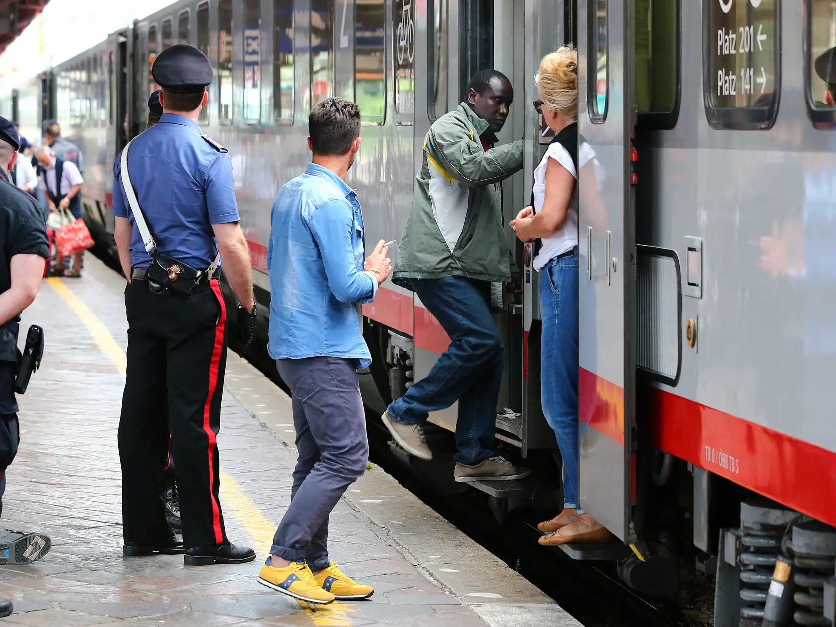 Zahraničie: Utečenci v Taliansku. Reportáž z rakúsko - talianských hraníc, kde sa hromadia davy utečencov z Pakistanu, Lýbie, Eritrei či Sudánu. Krajiny európske únie posilnili kontroly na hraniciach a bránia utečencom vo vstupe na svoje územie. Mestá Bolzano a hraničné Brennero sú pre mnohých poslednou zastávkou na území Talianska. Do Rakúska sa nedostanú a preto sa tu končí aj ich cesta za vysívaným životom na západe.