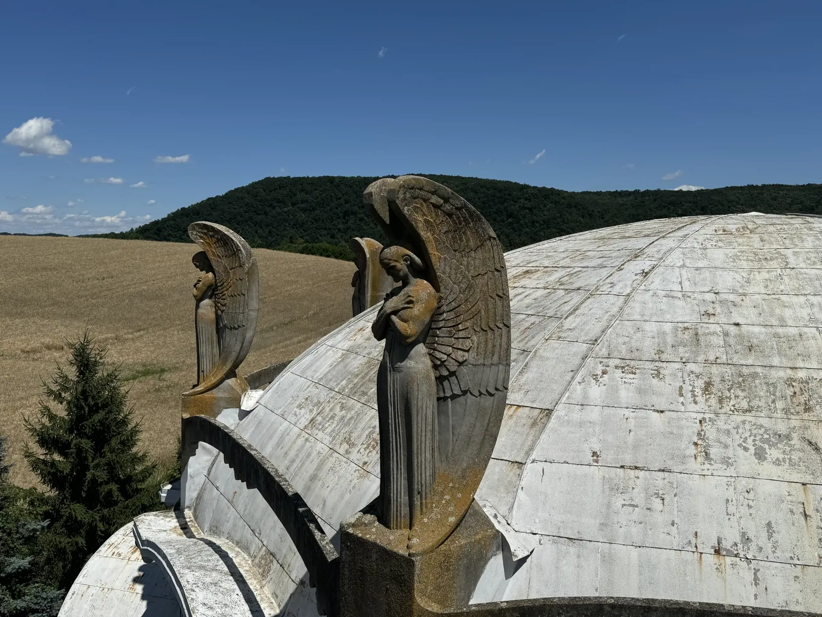 Miestna legenda hovorí, že keď robotníci ťahali na strechu posledného anjela, lano sa im roztrhlo a padajúca socha zabila dvoch ľudí.