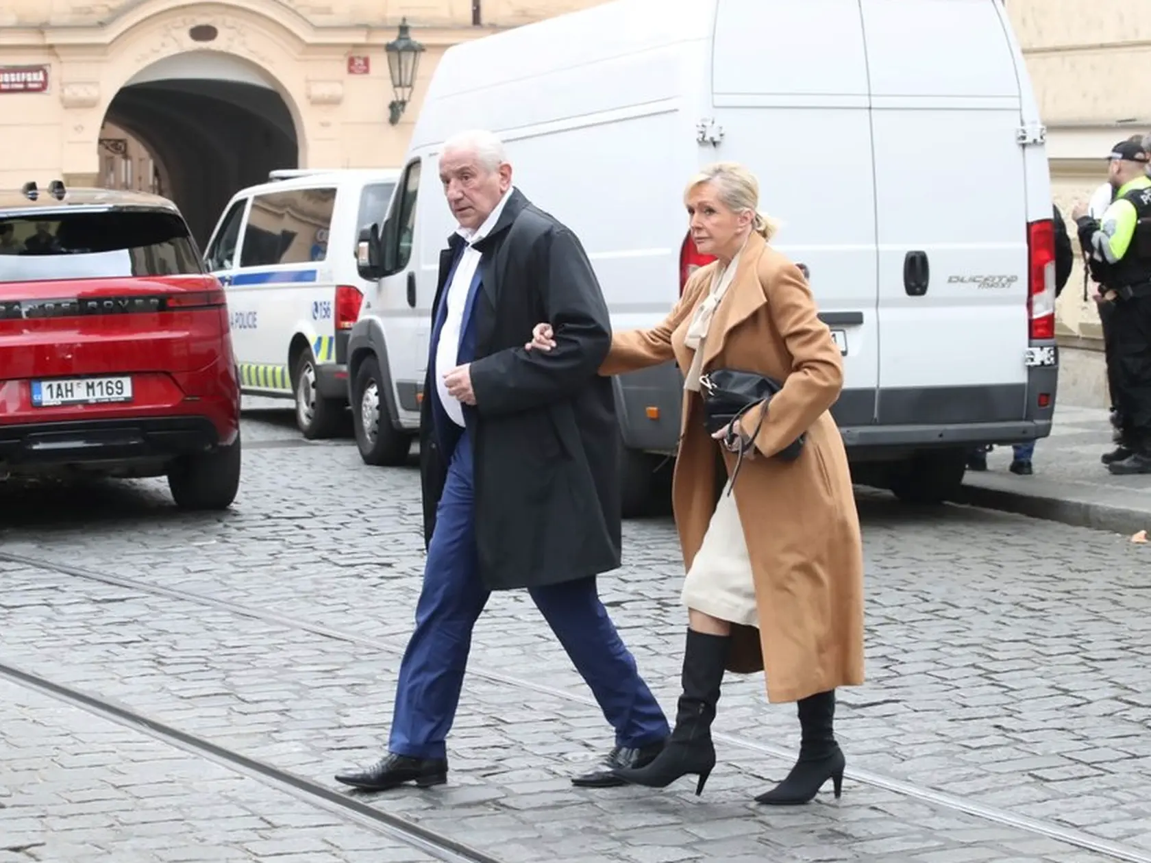 Pohreb Aničky Slováčkovej. Na snímke Helena Vondráčková s manželom.