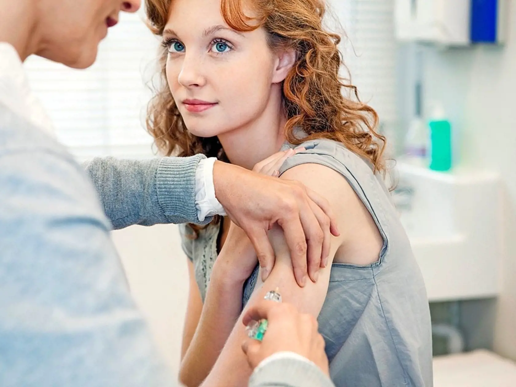 Proti HPV vírusom sa mladé ženy môžu brániť očkovaním.