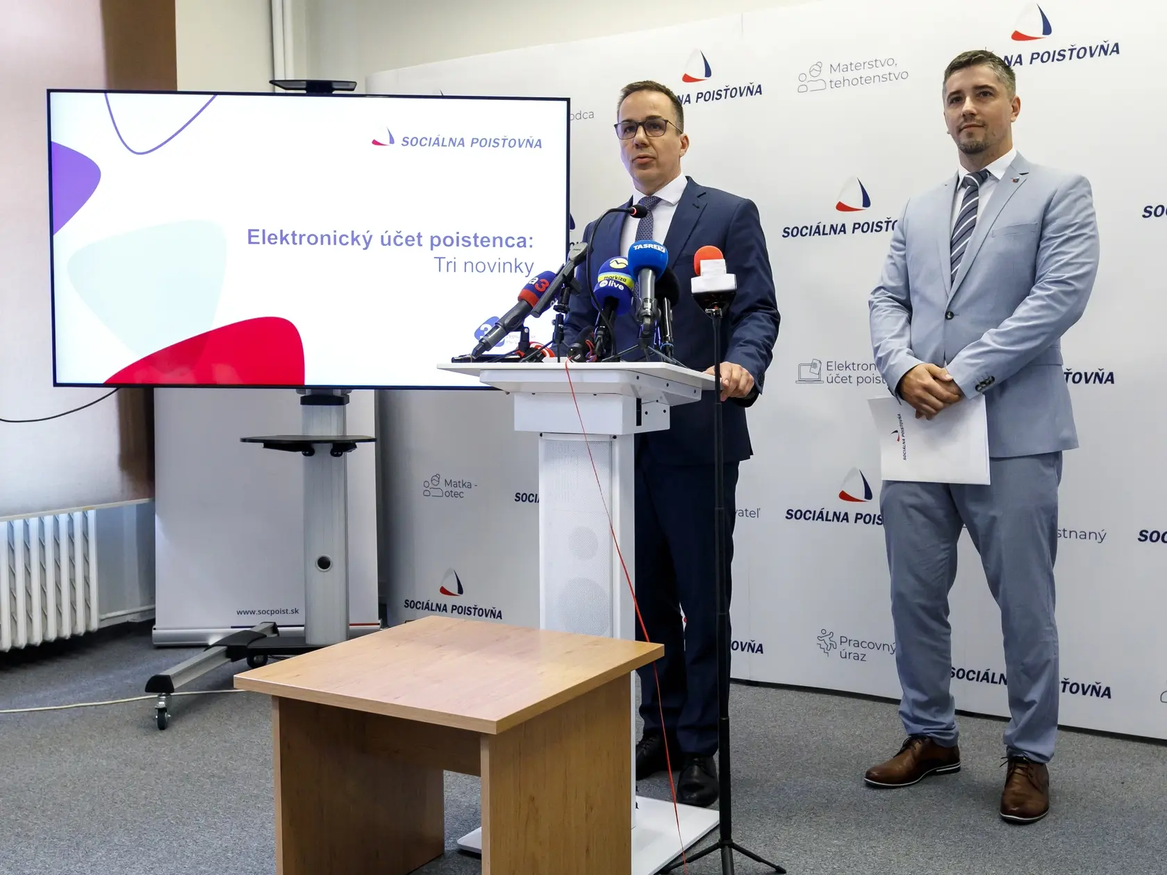 Na snímke zľava minister práce, sociálnych vecí a rodiny SR Erik Tomáš (Hlas-SD) a riaditeľ Sekcie dôchodkového poistenia Sociálnej poisťovne (SP) Martin Hloušek predstavujú počas tlačovej konferencie ďalšie novinky Sociálnej poisťovne v elektronickom účte poistenca. V Bratislave, 11. júna 2025. FOTO TASR - Dano Veselský