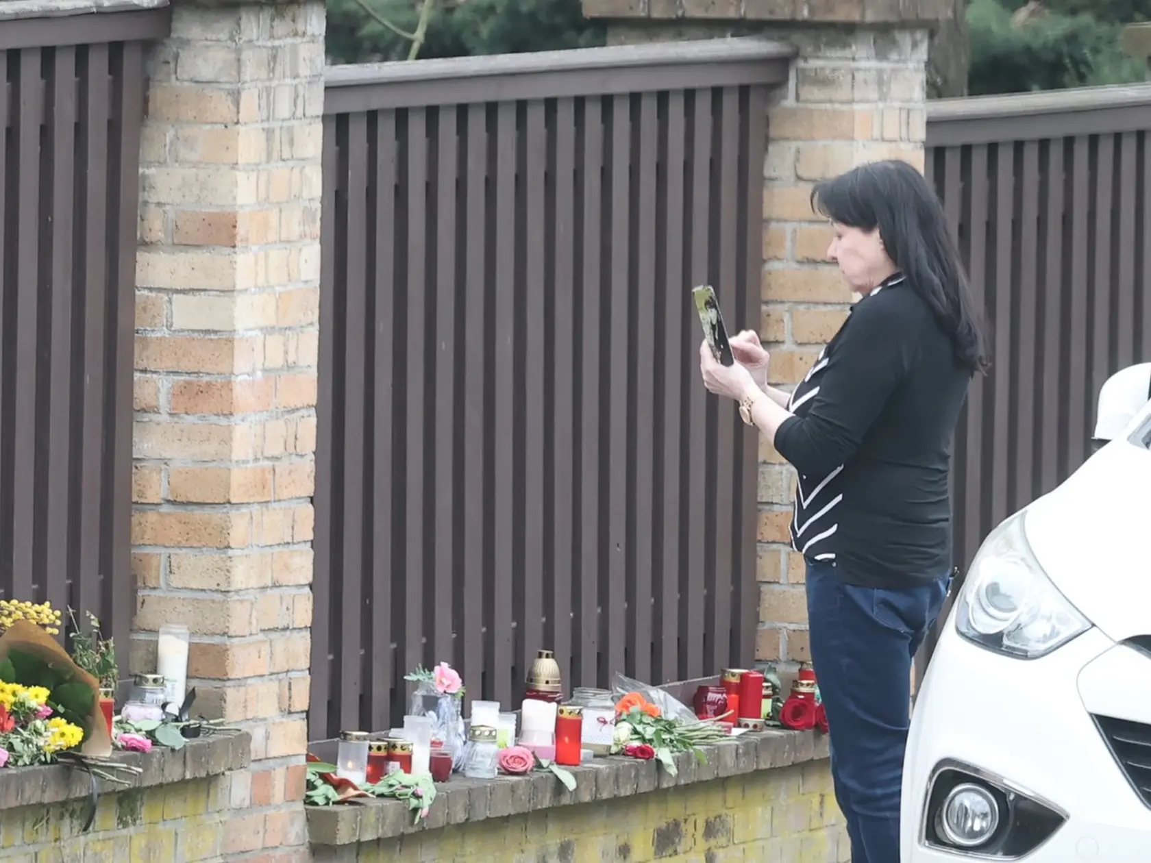 Dáda Patrasová sa pozerá, čo pred domom zanechali fanúšikovia Aničky, musela si to nafotiť.