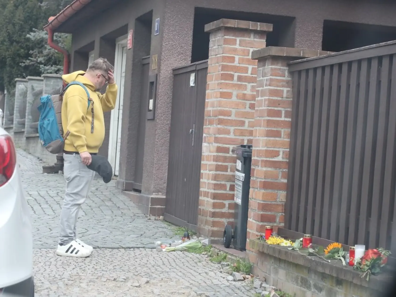 Medzi ľuďmi, ktorí si prišli uctiť Aničkinu pamiatku bol aj herec Karel Zima.