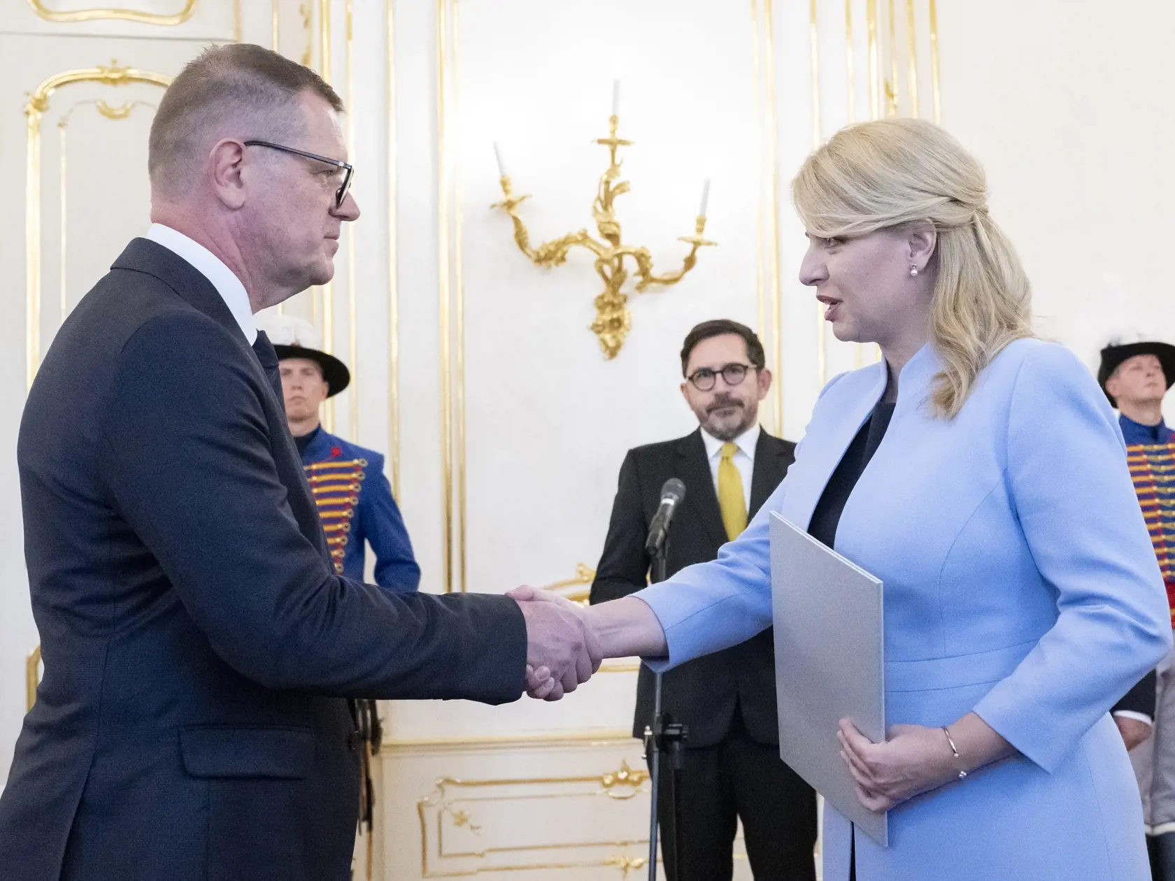 Na snímke vpravo prezidentka SR Zuzana Čaputová vymenovala vládu SR, ktorú povedie Robert Fico (Smer-SD) a vľavo vymenovaný podpredseda vlády SR pre Plán obnovy a odolnosti a využívanie eurofondov Peter Kmec (Hlas-SD) v Prezidentskom paláci 25. októbra 2023 v Bratislave. FOTO TASR - Martin Baumann