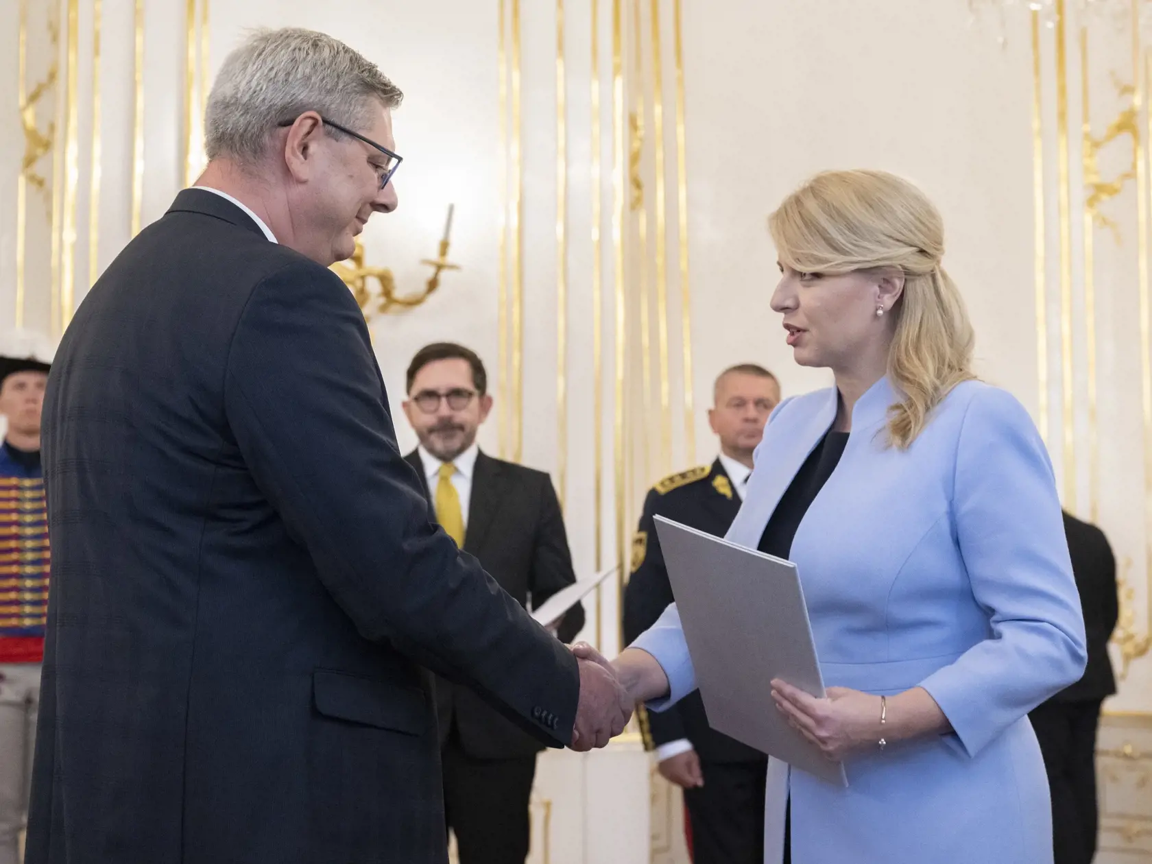 Na snímke vpravo prezidentka SR Zuzana Čaputová vymenovala vládu SR, ktorú povedie Robert Fico (Smer-SD) a vľavo vymenovaný minister spravodlivosti SR Boris Susko (Smer-SD) v Prezidentskom paláci 25. októbra 2023 v Bratislave. FOTO TASR - Martin Baumann