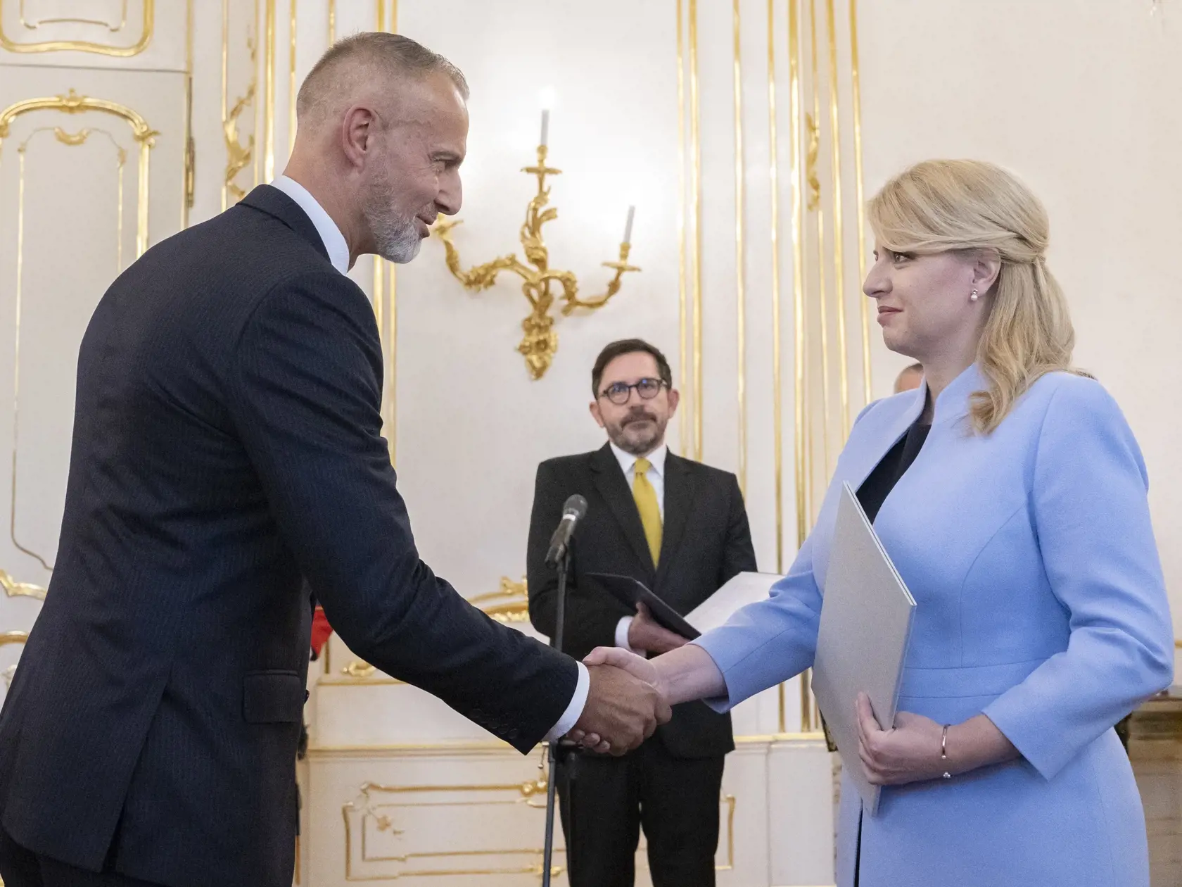 Na snímke vpravo prezidentka SR Zuzana Čaputová vymenovala vládu SR, ktorú povedie Robert Fico (Smer-SD) a vľavo vvymenovaný minister investícií, regionálneho rozvoja a informatizácie SR Richard Raši (Hlas-SD) v Prezidentskom paláci 25. októbra 2023 v Bratislave. FOTO TASR - Martin Baumann