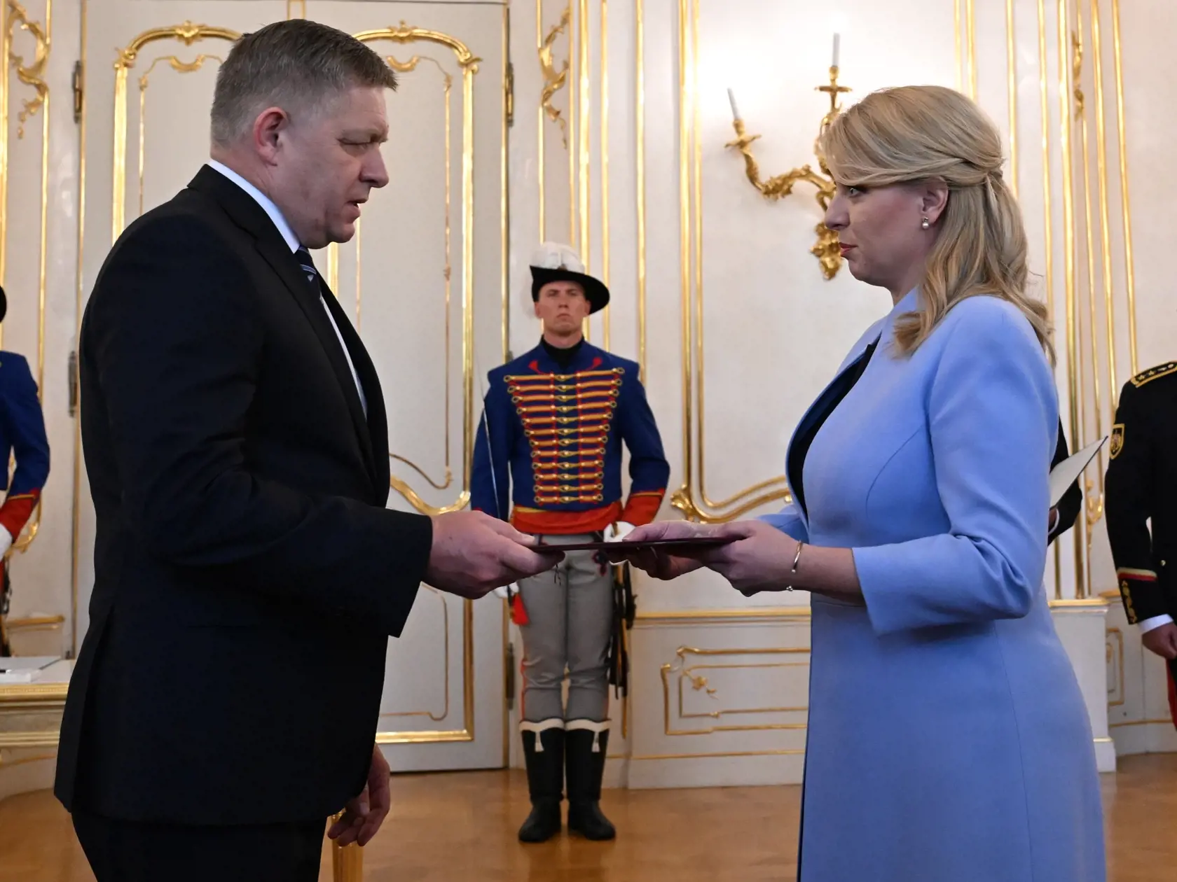 Na snímke sprava prezidentka SR Zuzana Čaputová vymenovala vládu SR, ktorú povedie Robert Fico (Smer-SD) v Prezidentskom paláci 25. októbra 2023 v Bratislave. FOTO TASR - Martin Baumann