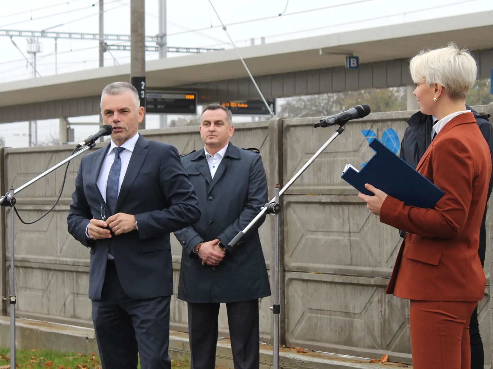 Na slávnostnom otvorení aj tajomník ministerstva dopravy Jaroslav Kmeť.