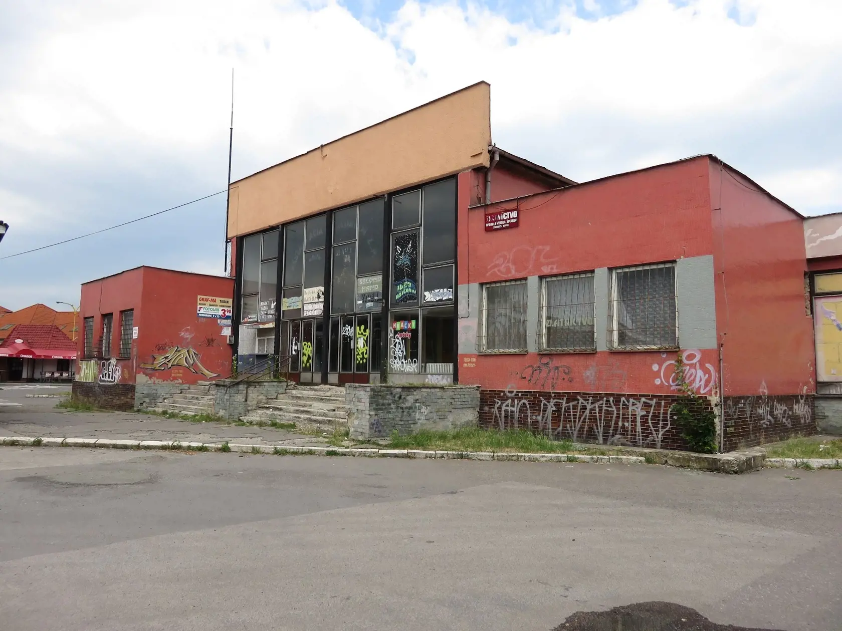 Takto vyzerala stará "autobuska" predtým... Nebáli by ste sa tadiaľ ísť v noci?
