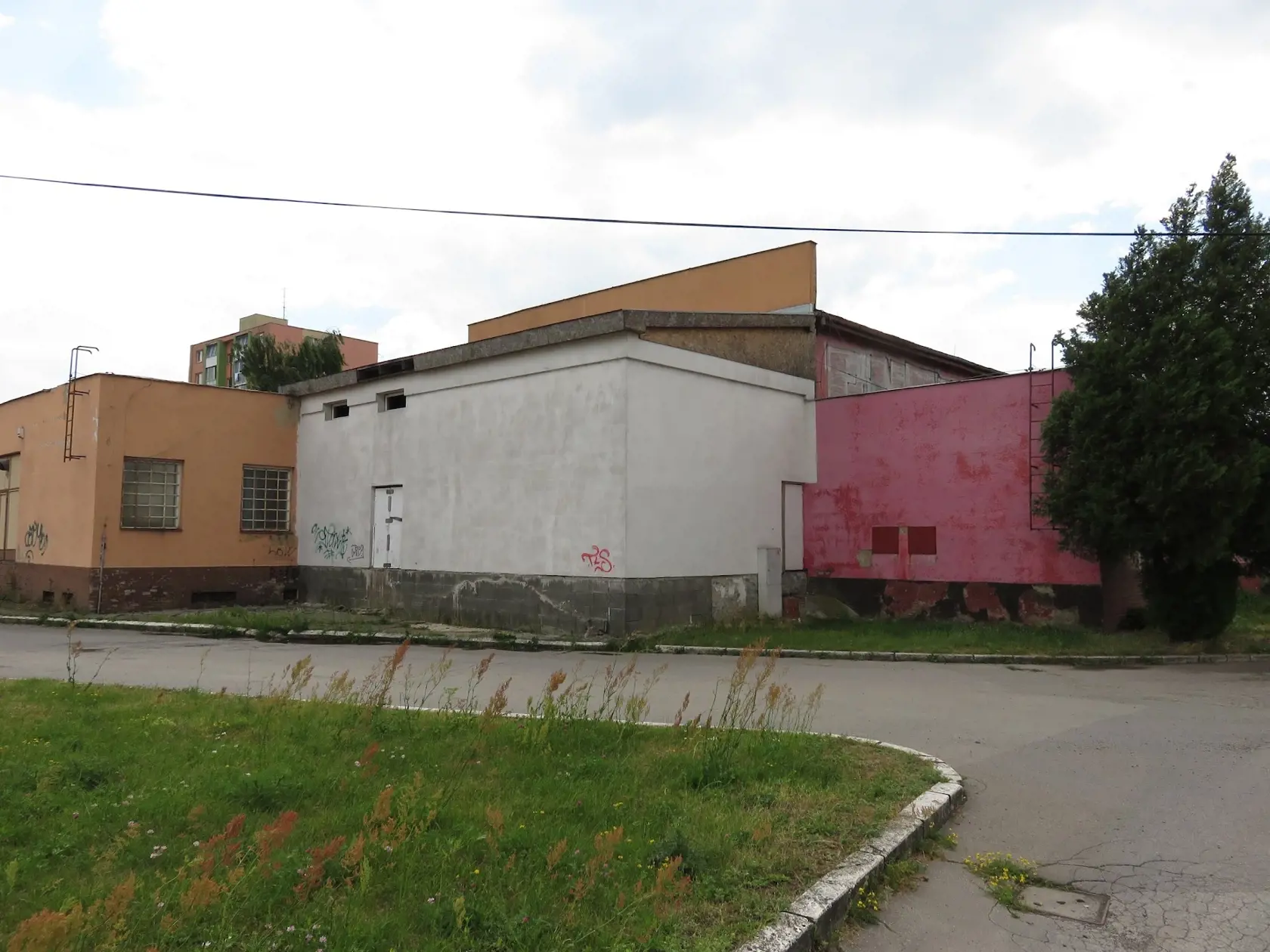 Schátrané a neudržiavané.