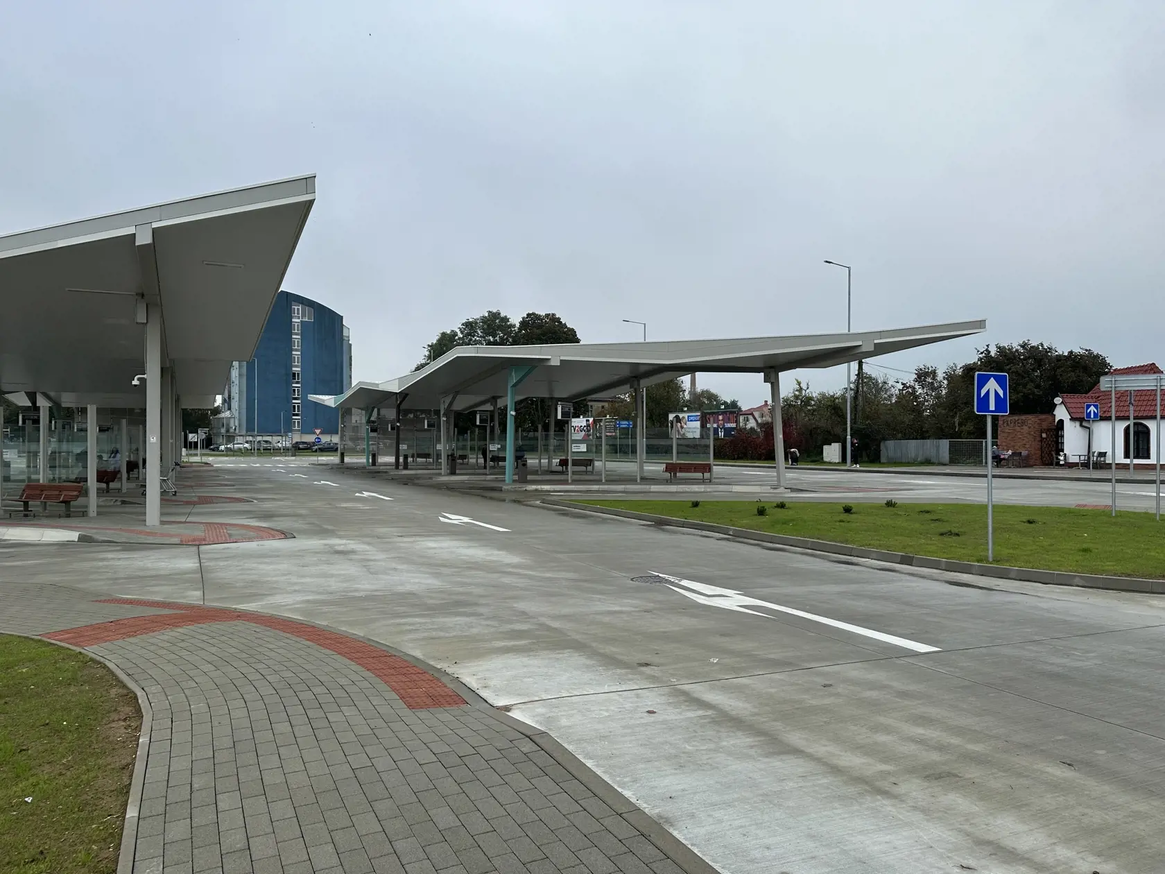 „Autobusová stanica bola projektovaná pre špičkovú hodinovú frekvenciu až 1500 cestujúcich. K dispozícii je 11 nástupíšť a tri výstupištia pre prímestské a diaľkové autobusy,“ informoval vtedy generálny riaditeľ ŽSR Miloslav Havrila.