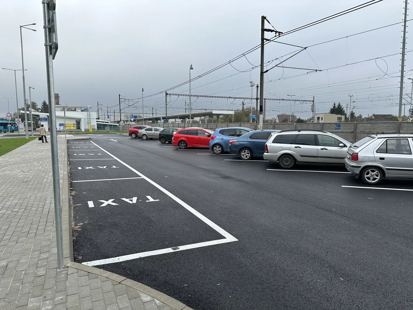 Dostatok parkovaích miest len pár metrov od stanice.