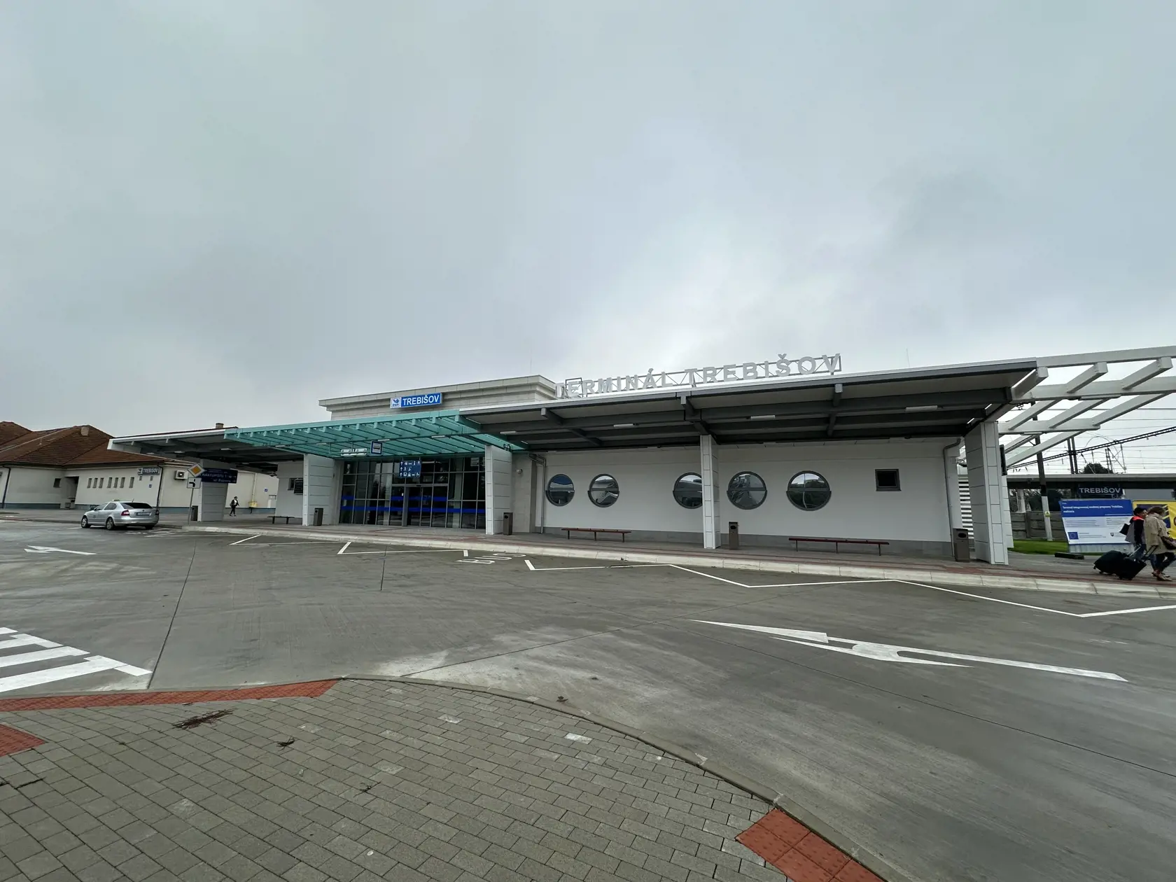 V Trebišove koncom októbra slávnostne otvorili nový Terminál integrovanej osobnej prepravy (TIOP).