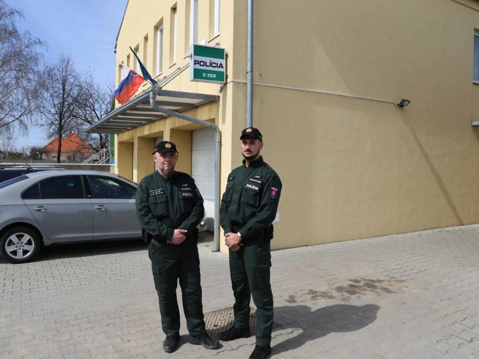 Policajti zo Zavara zachránili život 16-ročnému chlapcovi.