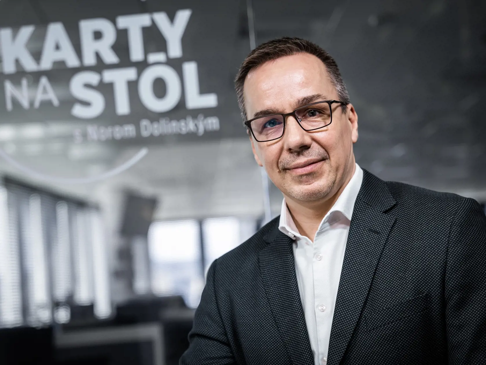 Diskusná relácia "Karty na stôl", ktorej hosťom bol Erik Tomáš.