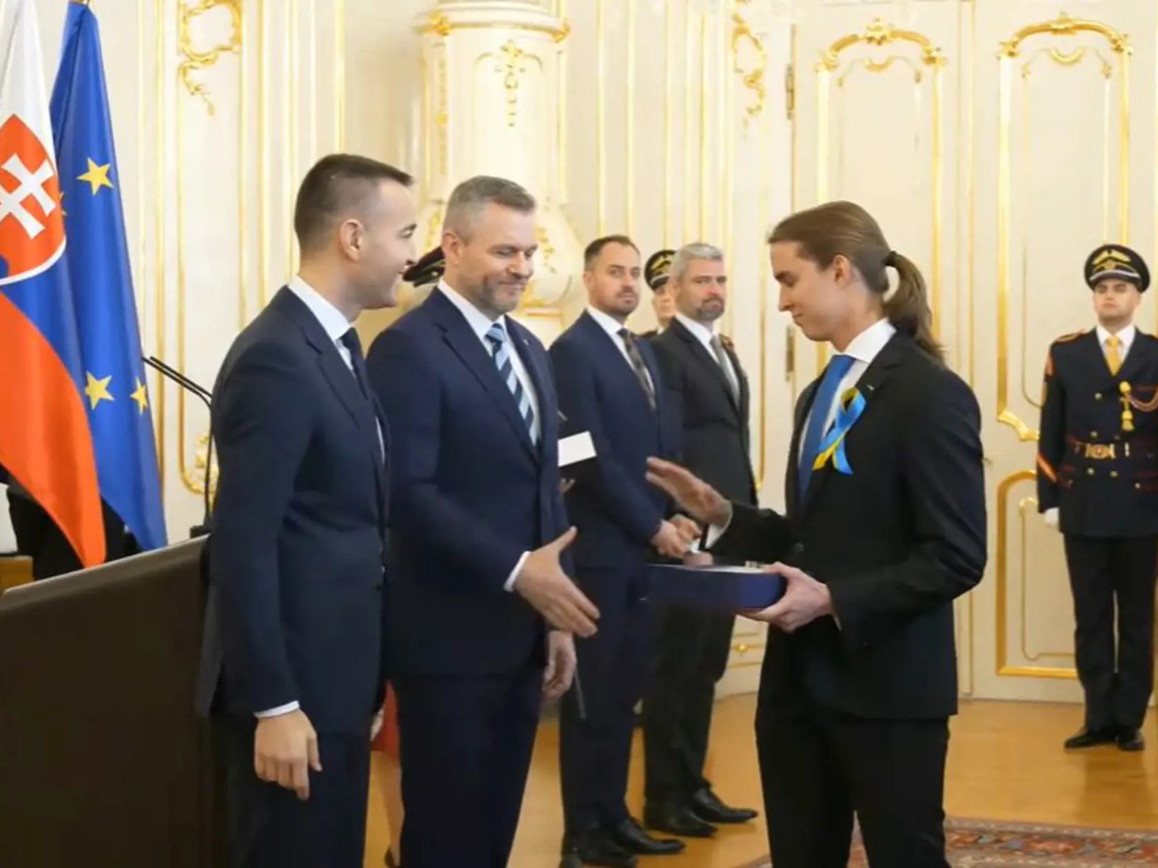 Simon Omaník odmieta podanie ruky od prezidenta. 