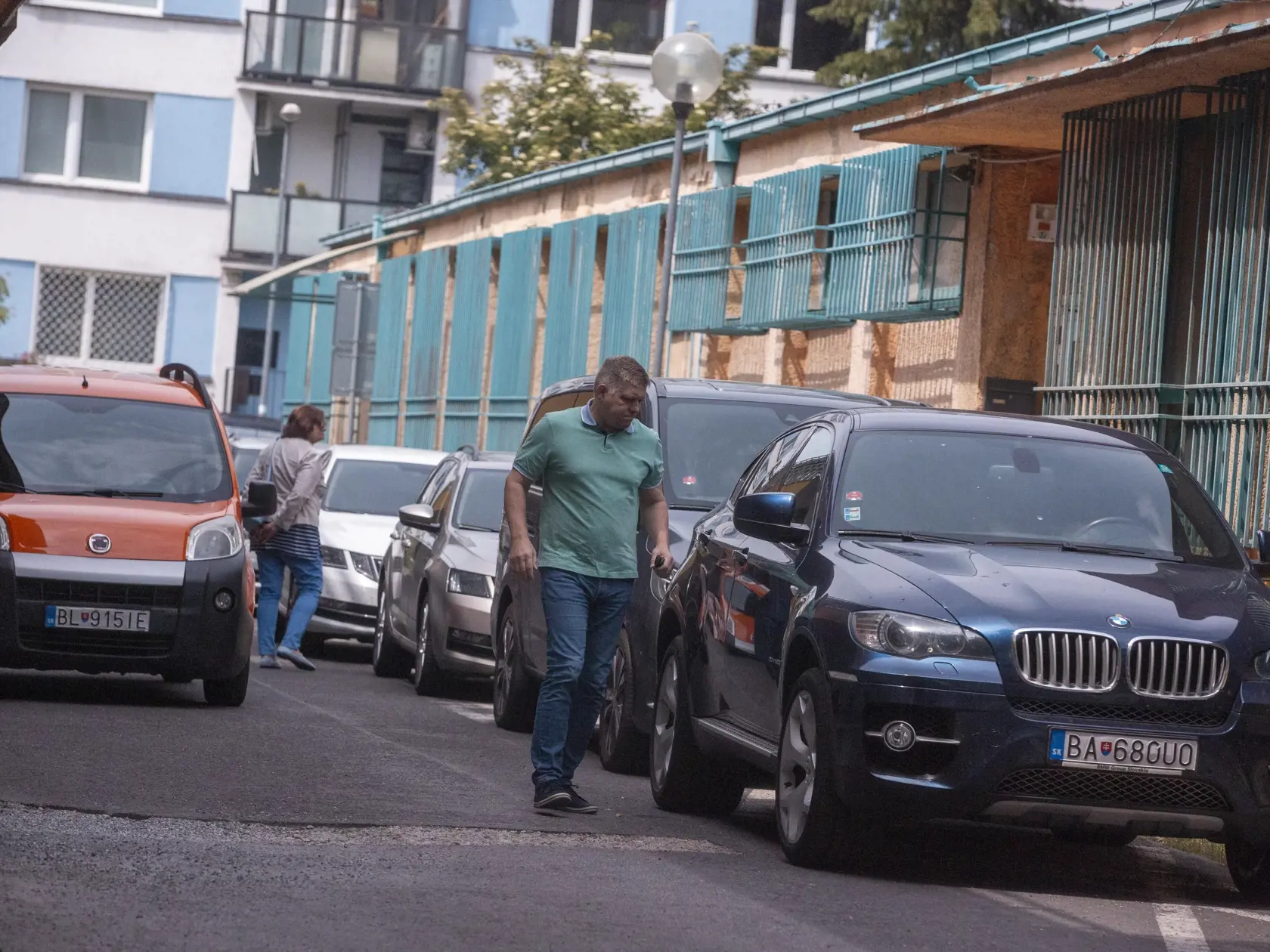 Paparazzi Robert Fico, odchádza z kaštieľa vo vinosadoch do centráli Smeru na Súmračnej ulici