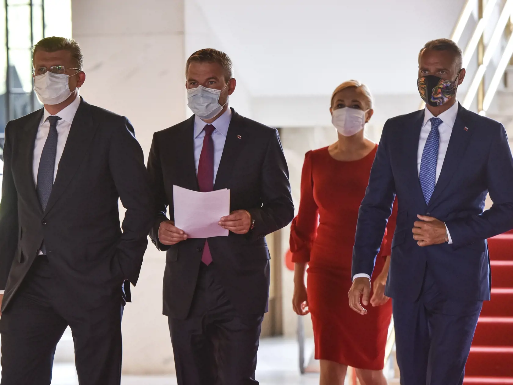 Na snímke podpredsedovia strany SMER - sociálna demokracia zľava Peter Žiga, Peter Pellegrini, Denisa Saková a Richard Raši počas príchodu na tlačový brífing k aktuálnej politickej situácii 26. mája 2020 v Bratislave. Podpredseda Smeru-SD Peter Pellegrini vyzval predsedu strany Roberta Fica na odchod z čela Smeru-SD. FOTO TASR - Pavol Zachar