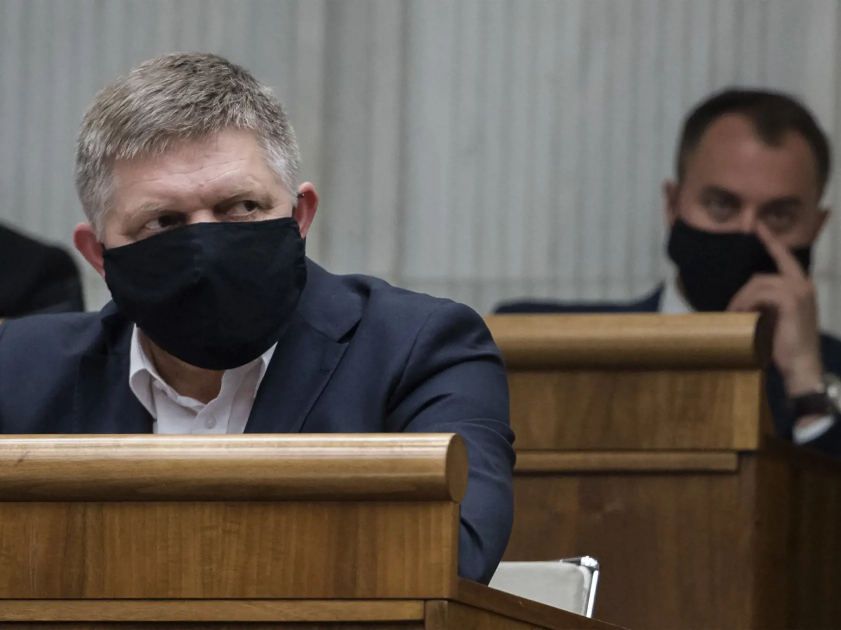 Na snímke vľavo poslanec parlamentu SR Robert Fico (SMER-SD) počas rokovania 8. schôdze Národnej rady SR 3. júna 2020 v Bratislave. FOTO TASR - Martin Baumann
