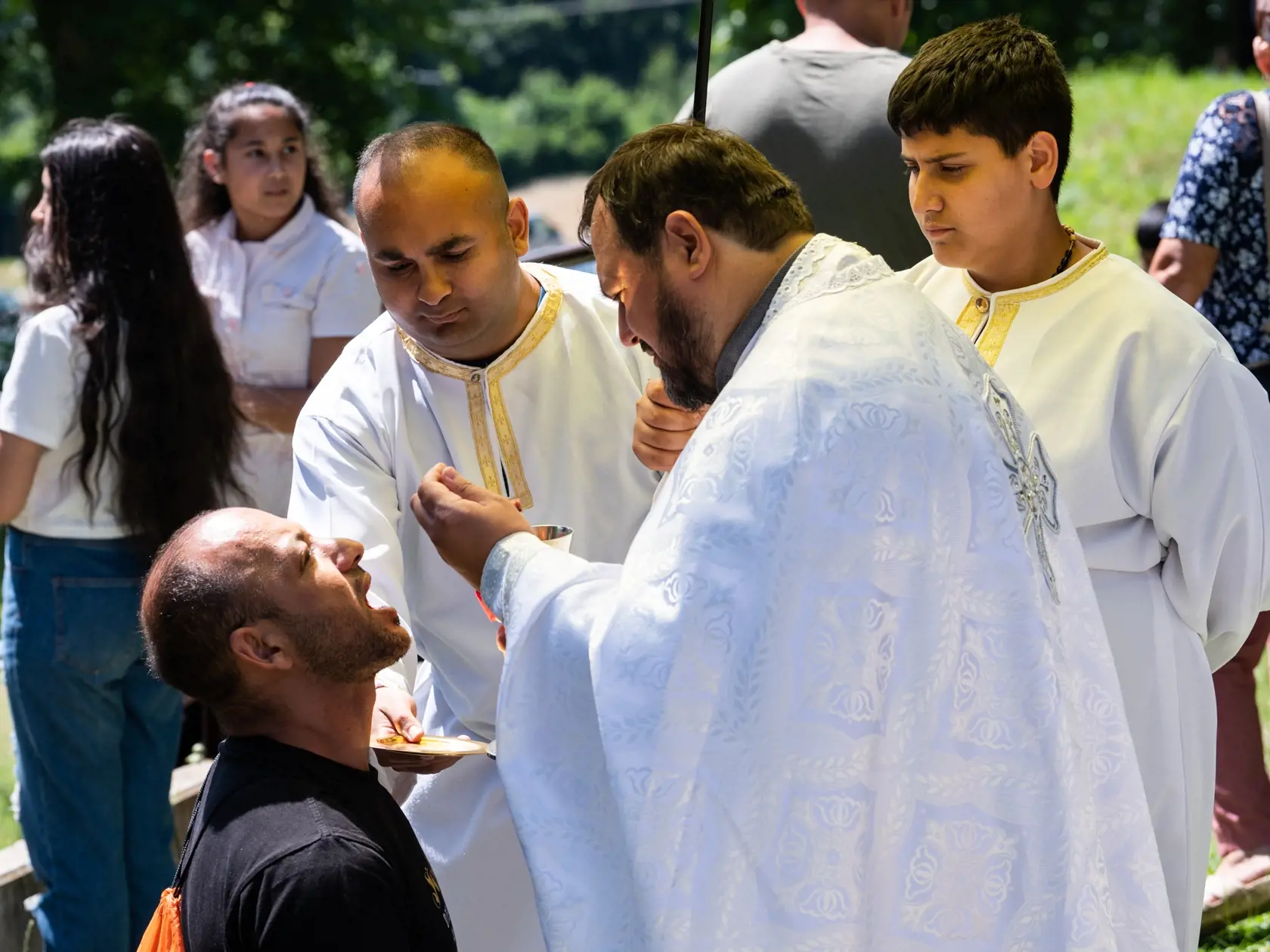 Na snímke sväté prijímanie na svätej liturgii počas Púte rómskych rodín v obci Ľutina v okrese Sabinov 8. júla 2023. FOTO TASR - Veronika Mihaliková