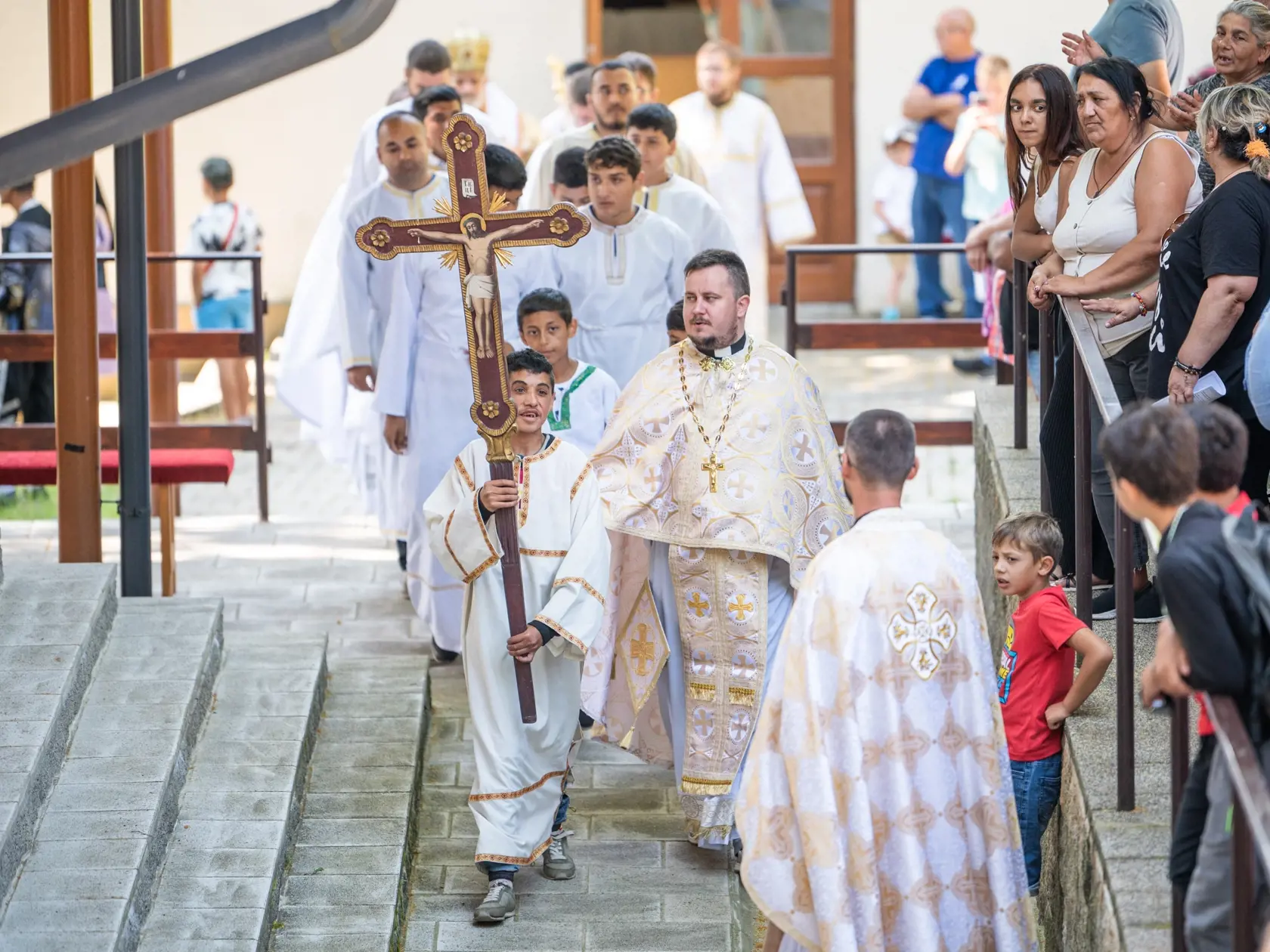 Na snímke príchod procesie s farárom Petrom Iľkom na svätú liturgiu počas Púte rómskych rodín v obci Ľutina v okrese Sabinov 8. júla 2023. FOTO TASR - Veronika Mihaliková